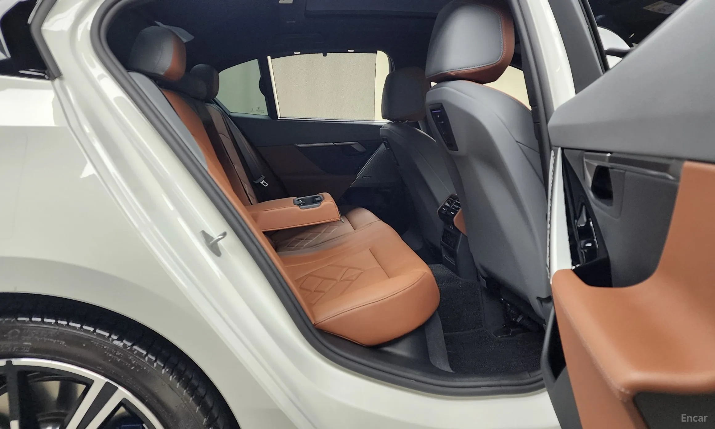 BMW 5 Series (G60) превью 12