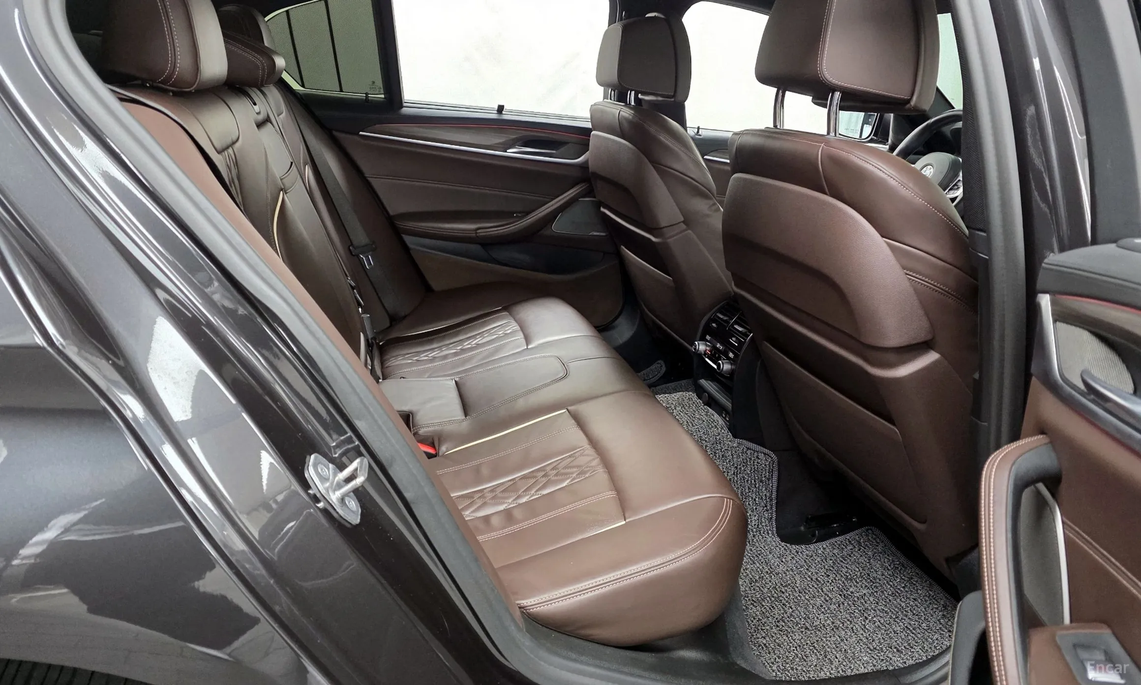 BMW 5 Series (G30) превью 12