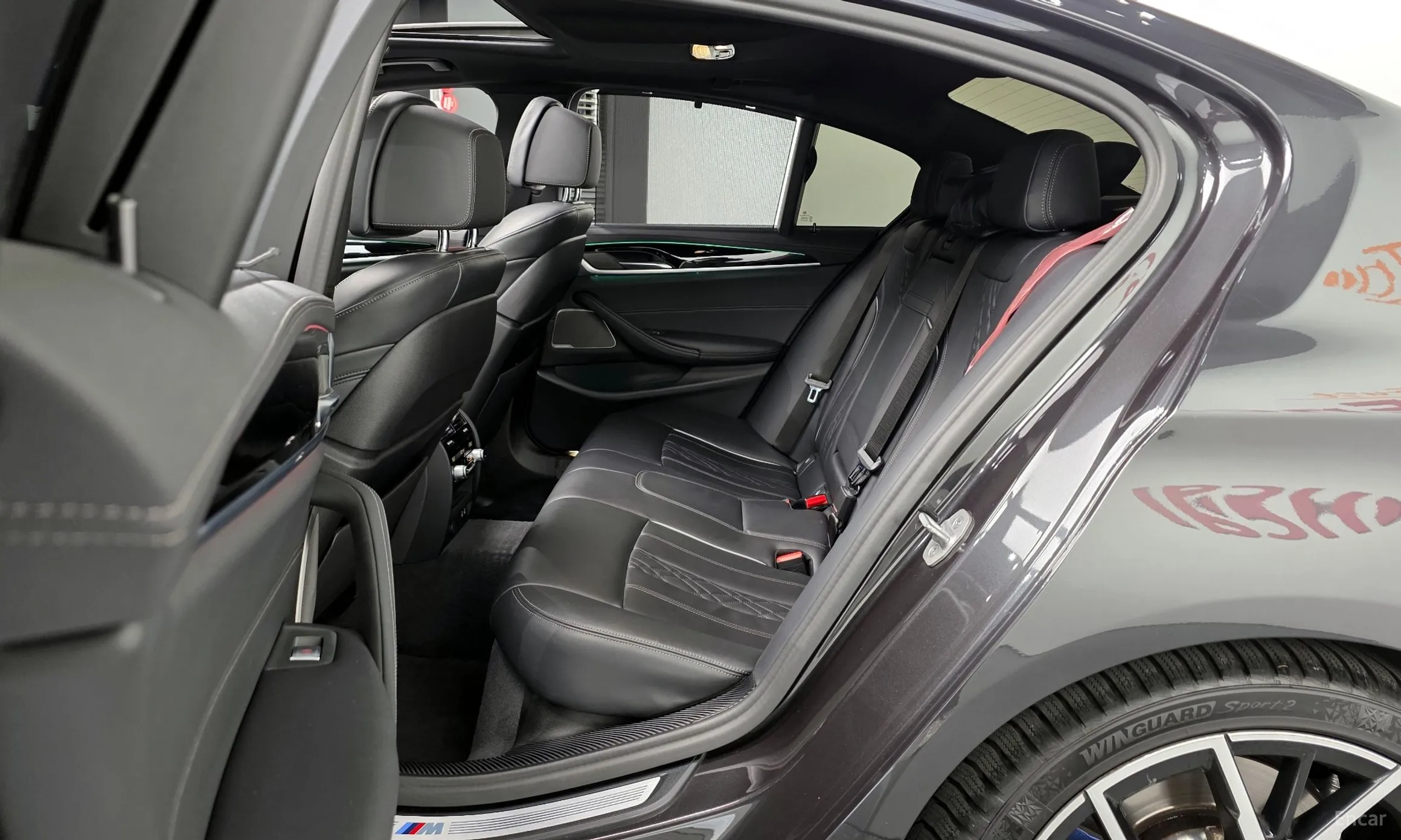 BMW 5 Series (G30) превью 12