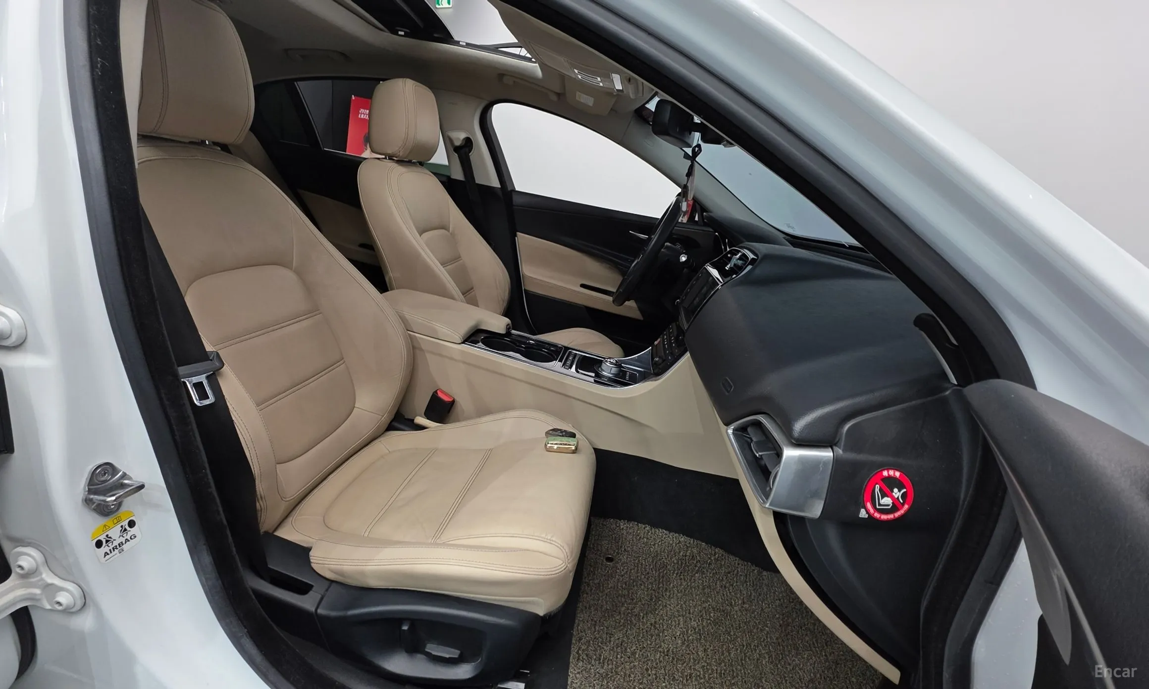 Jaguar XE превью 10