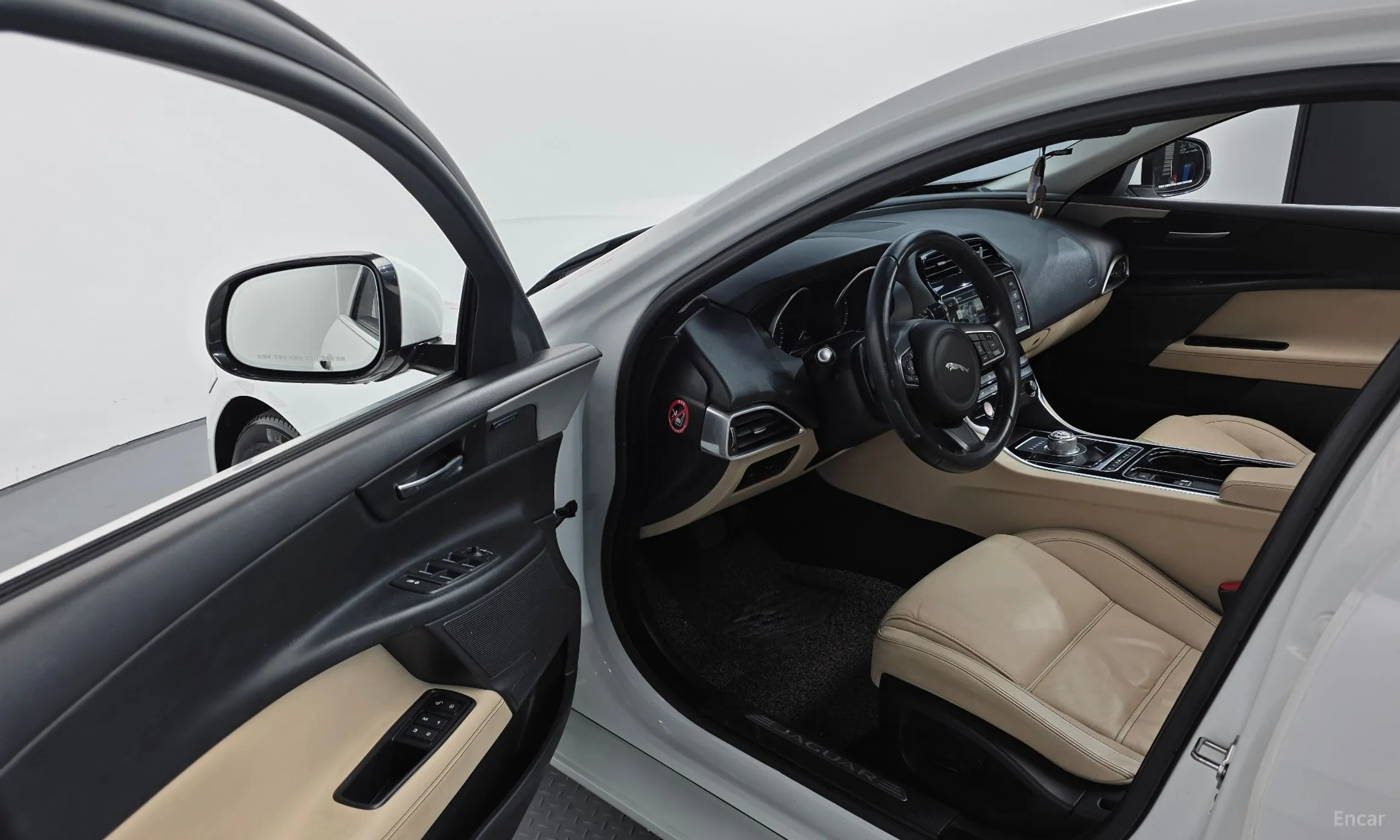 Jaguar XE превью 12