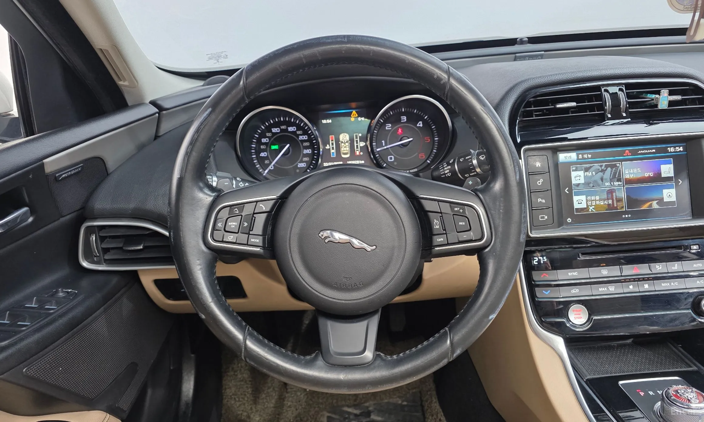 Jaguar XE превью 15