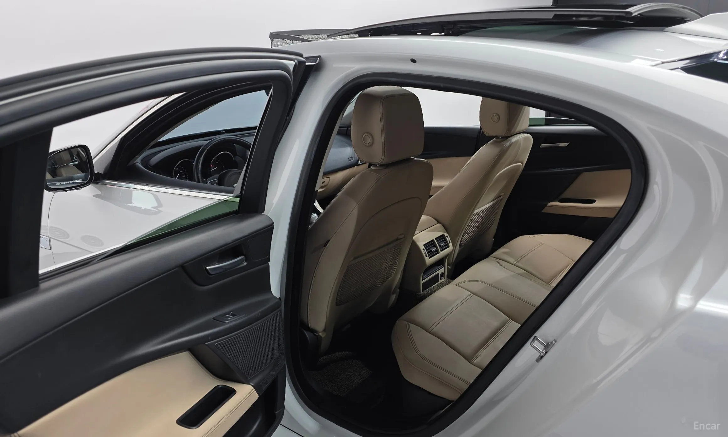 Jaguar XE превью 18