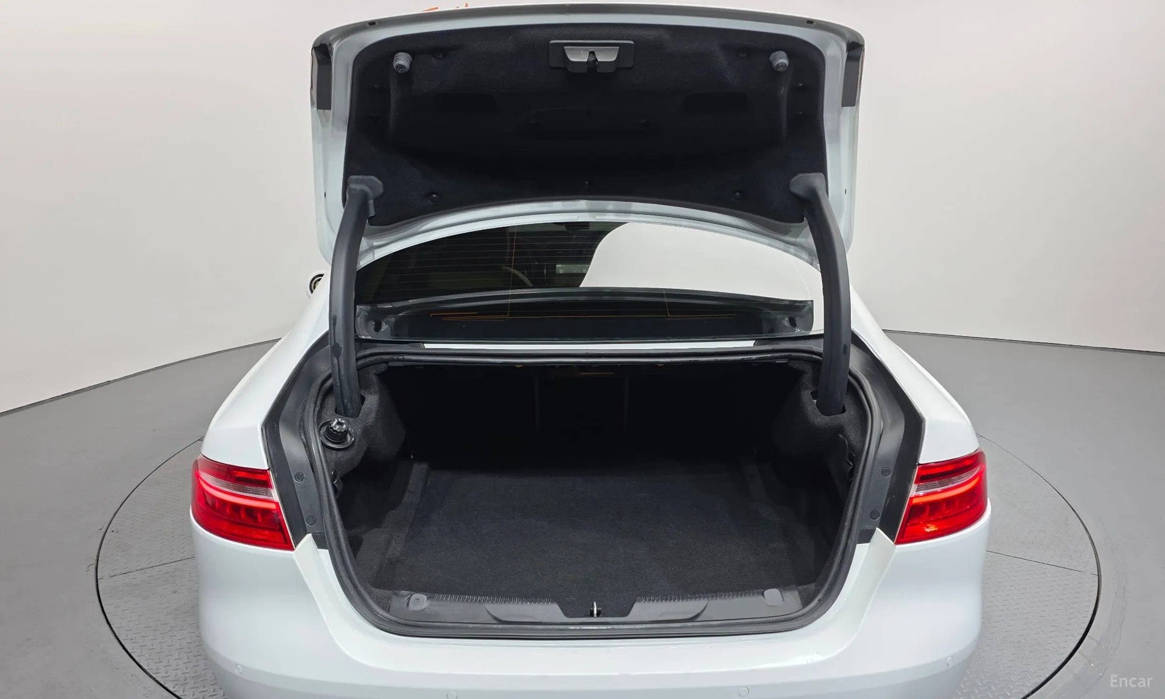 Jaguar XE превью 20