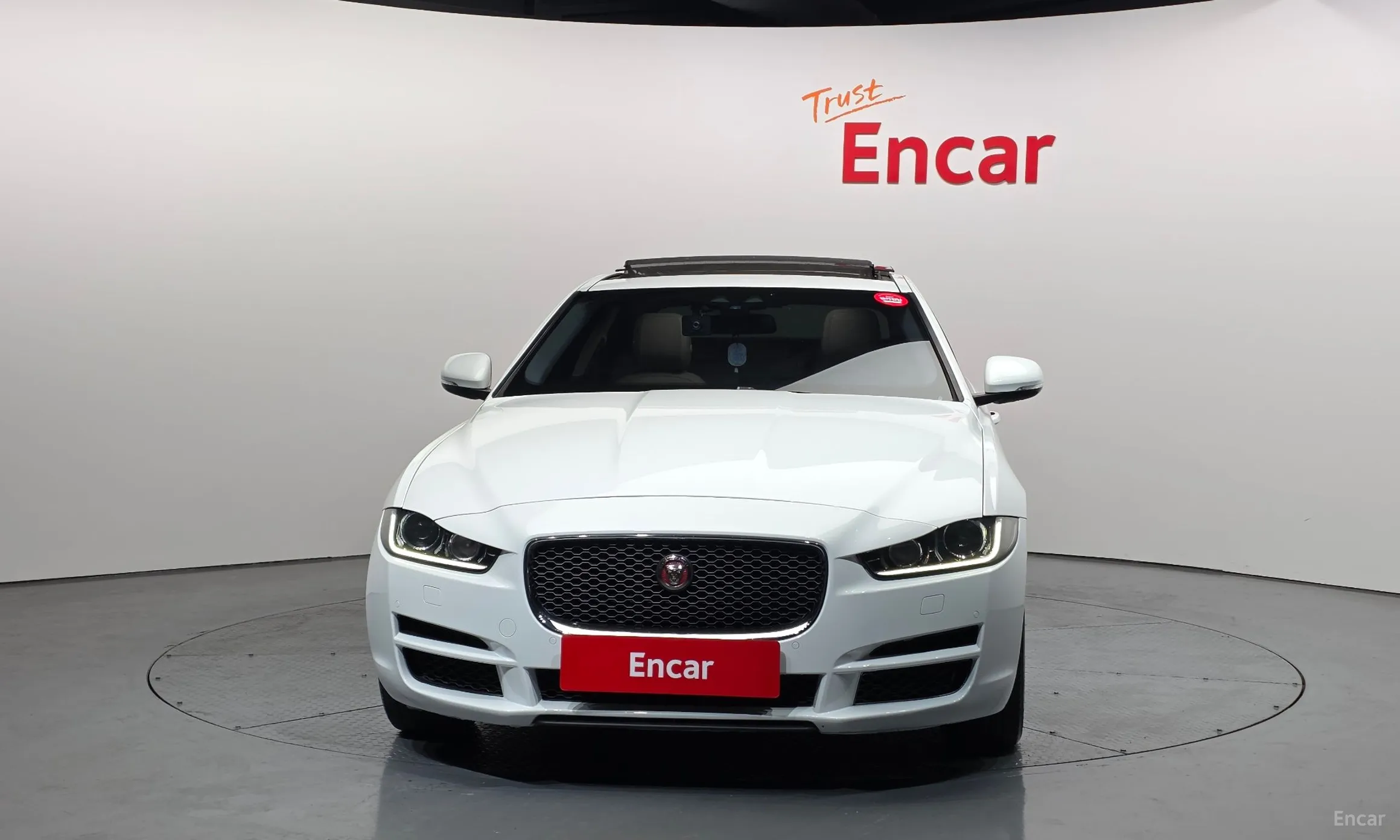 Jaguar XE превью 3