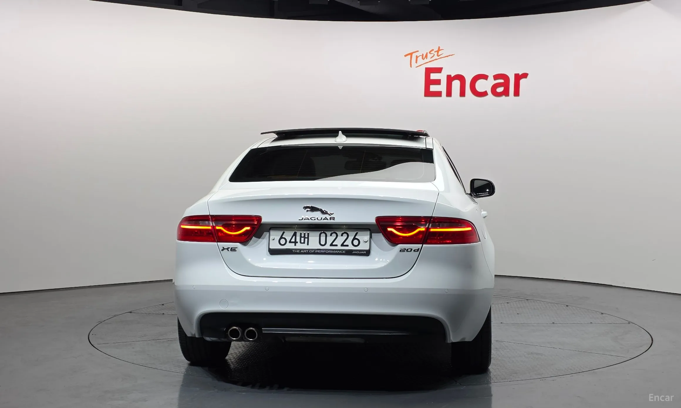 Jaguar XE превью 4