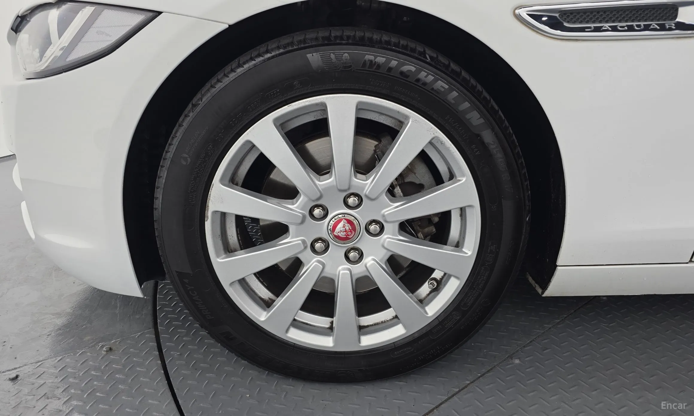 Jaguar XE превью 5