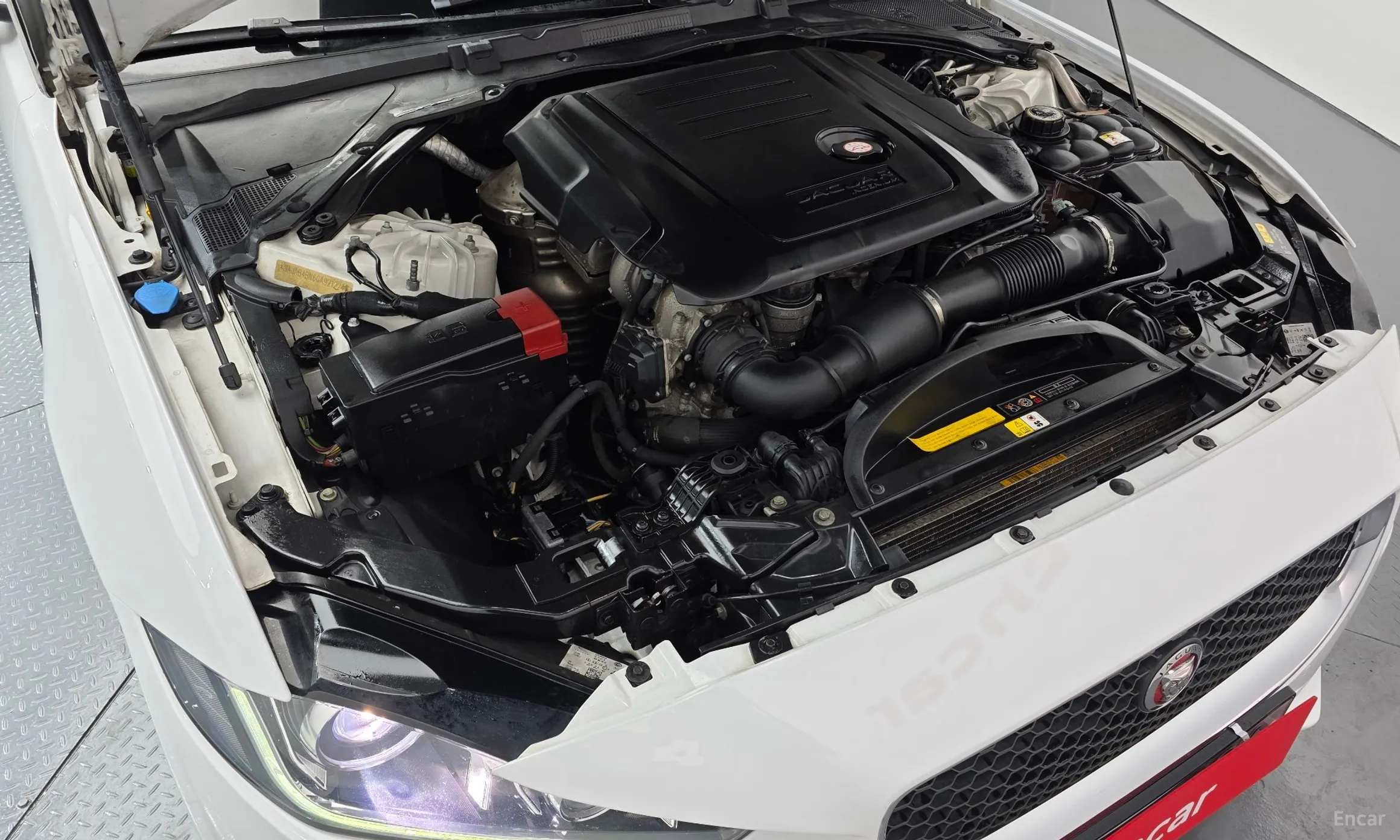 Jaguar XE превью 6