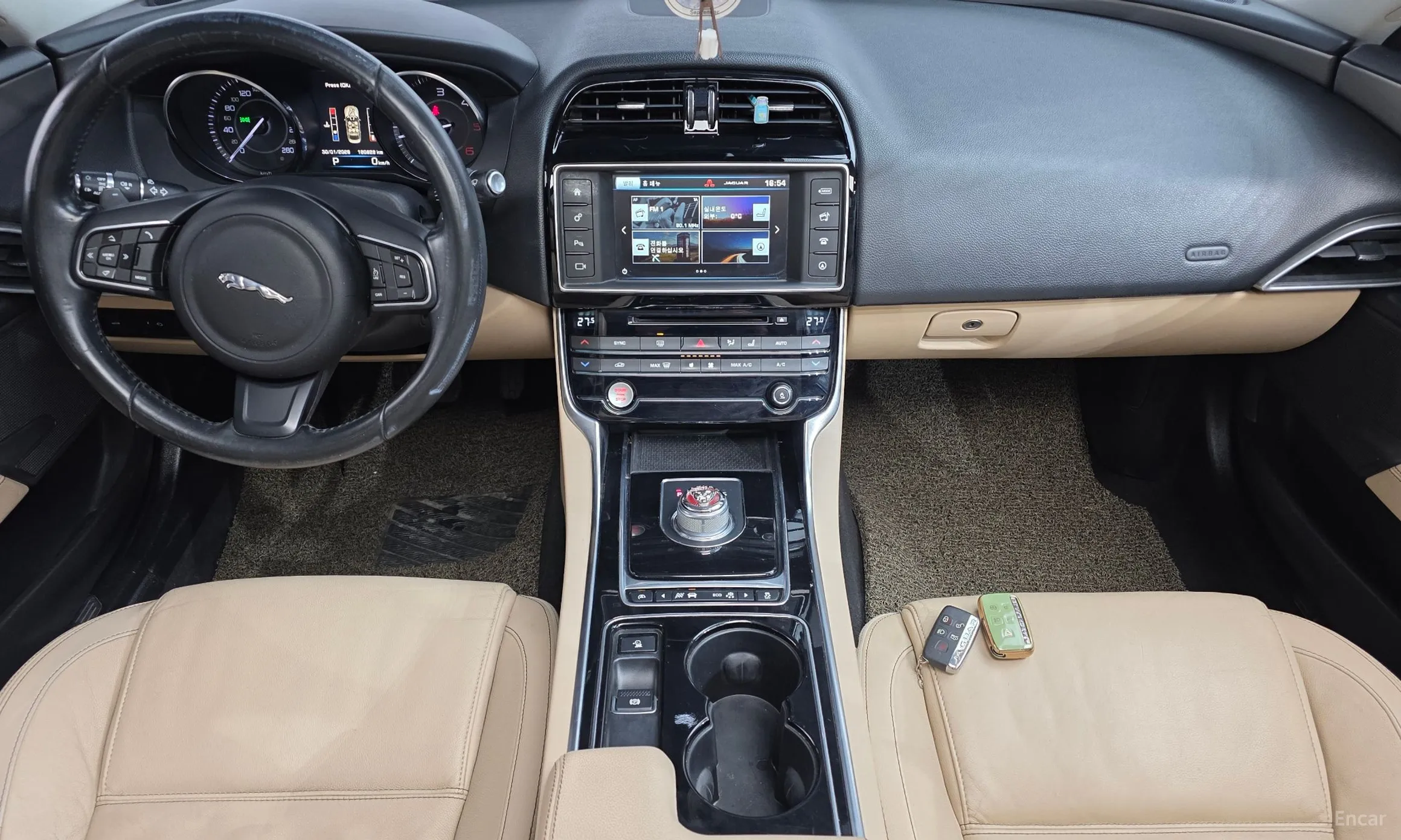 Jaguar XE превью 7