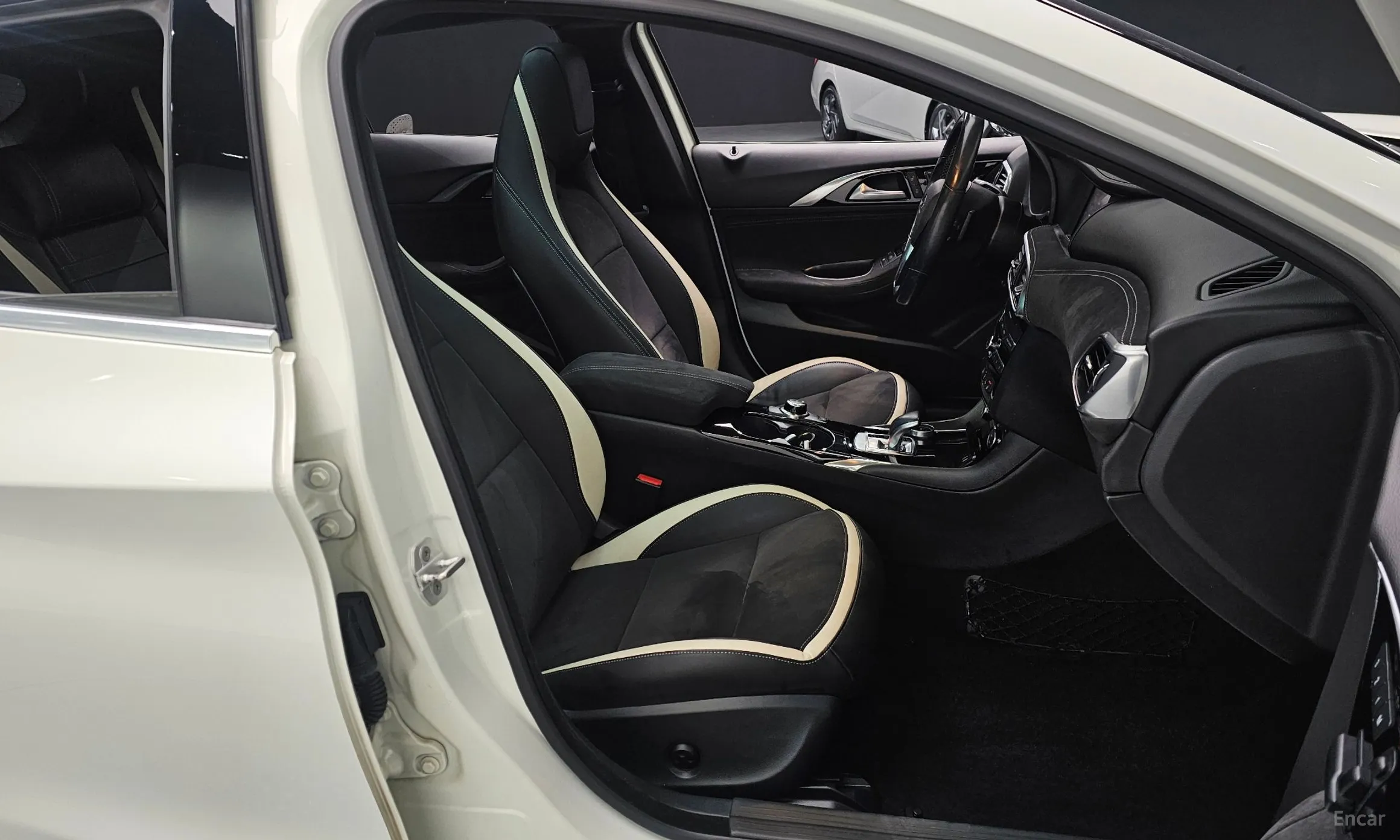 Infiniti Q30 превью 10