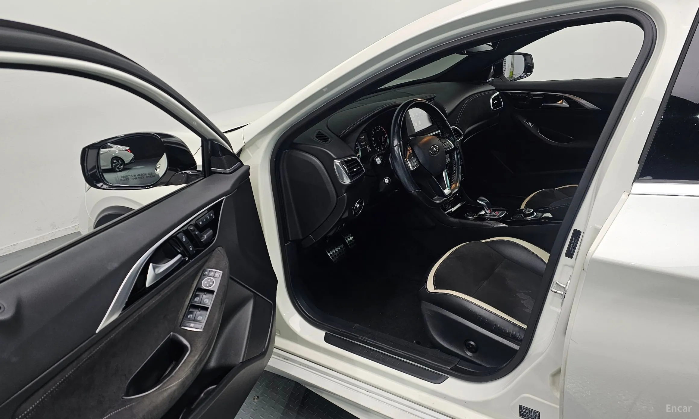 Infiniti Q30 превью 11