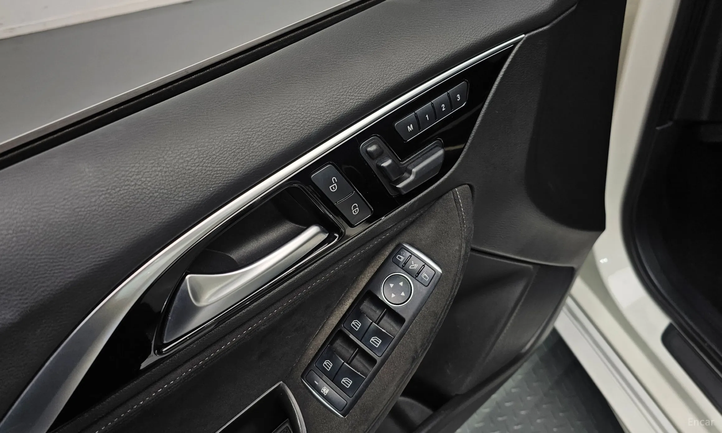 Infiniti Q30 превью 16