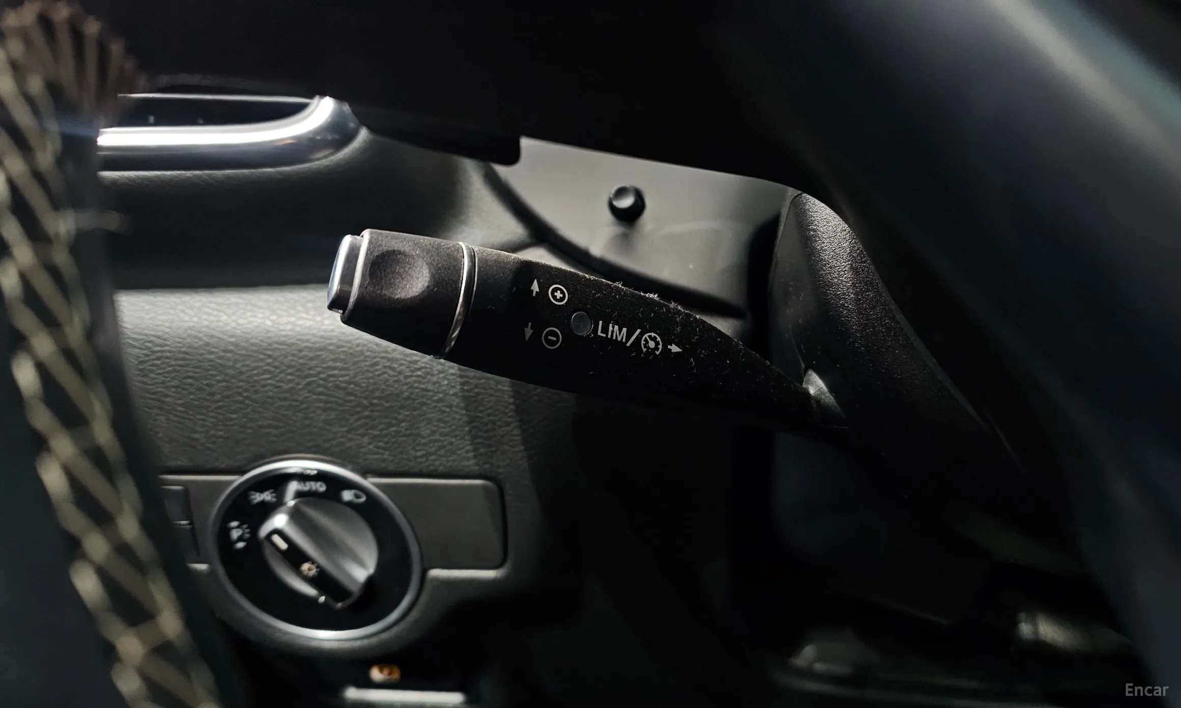 Infiniti Q30 превью 19