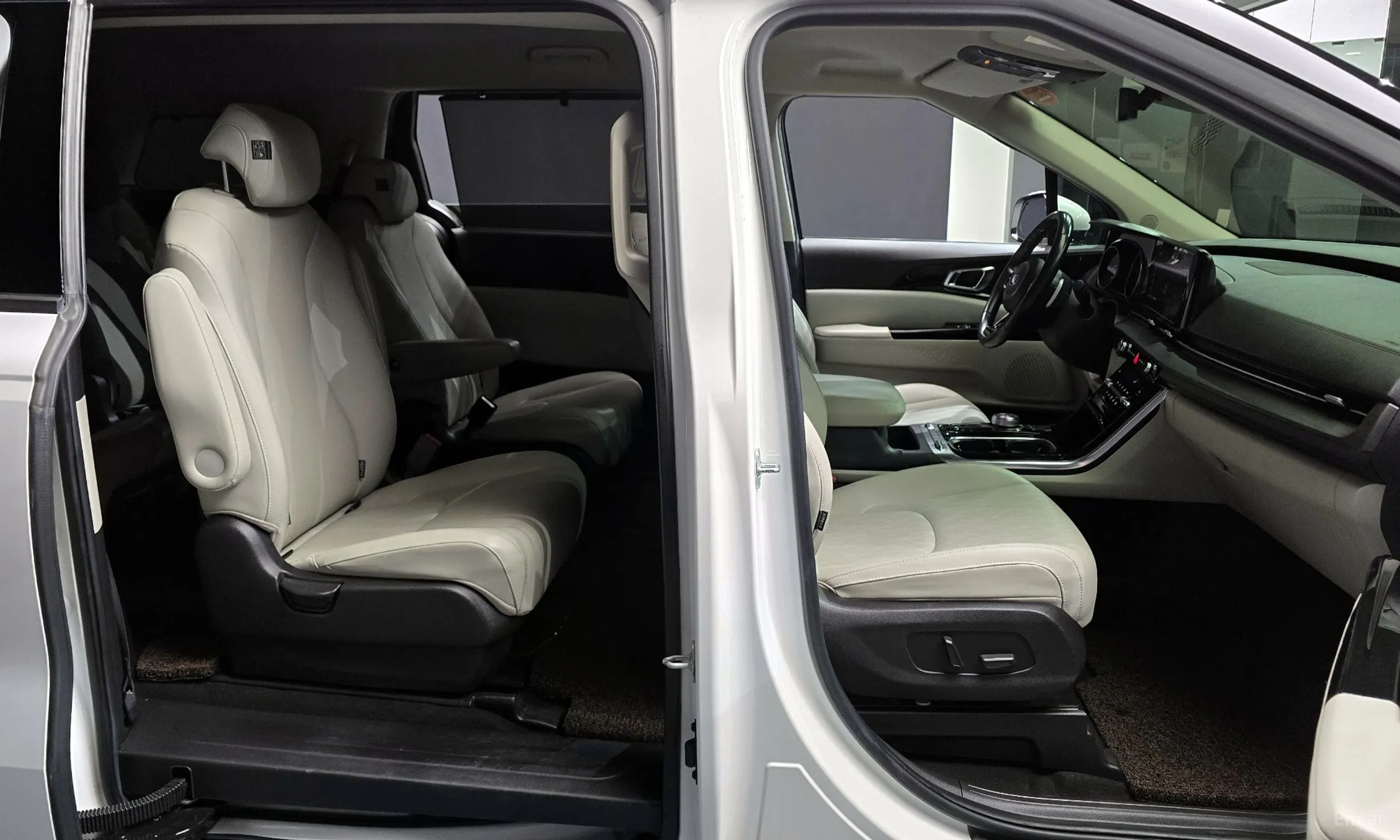 Kia Carnival Gen 4 превью 10
