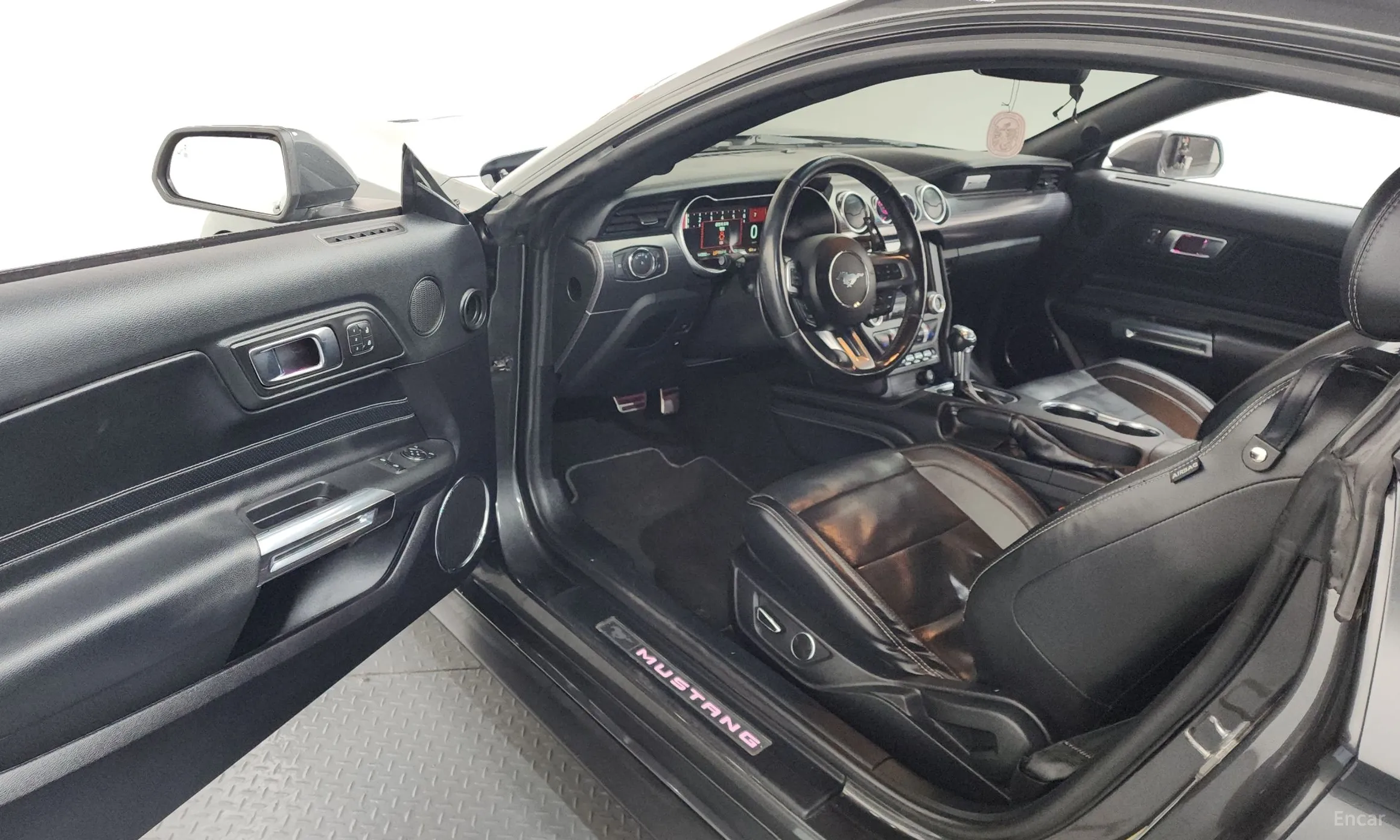 Ford Mustang превью 10
