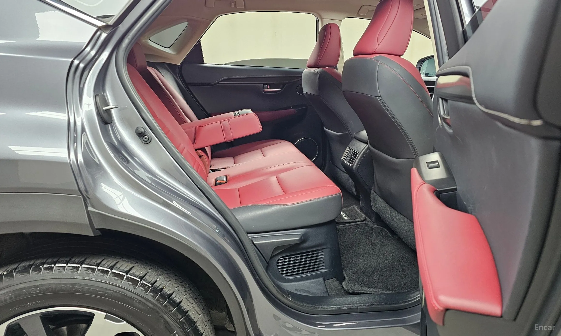 Lexus NX300h превью 12