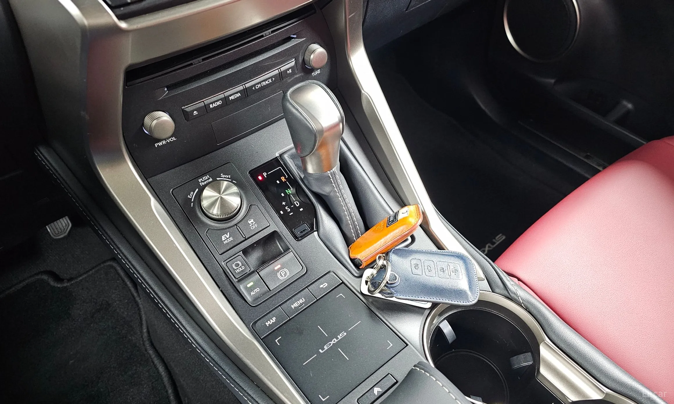 Lexus NX300h превью 9