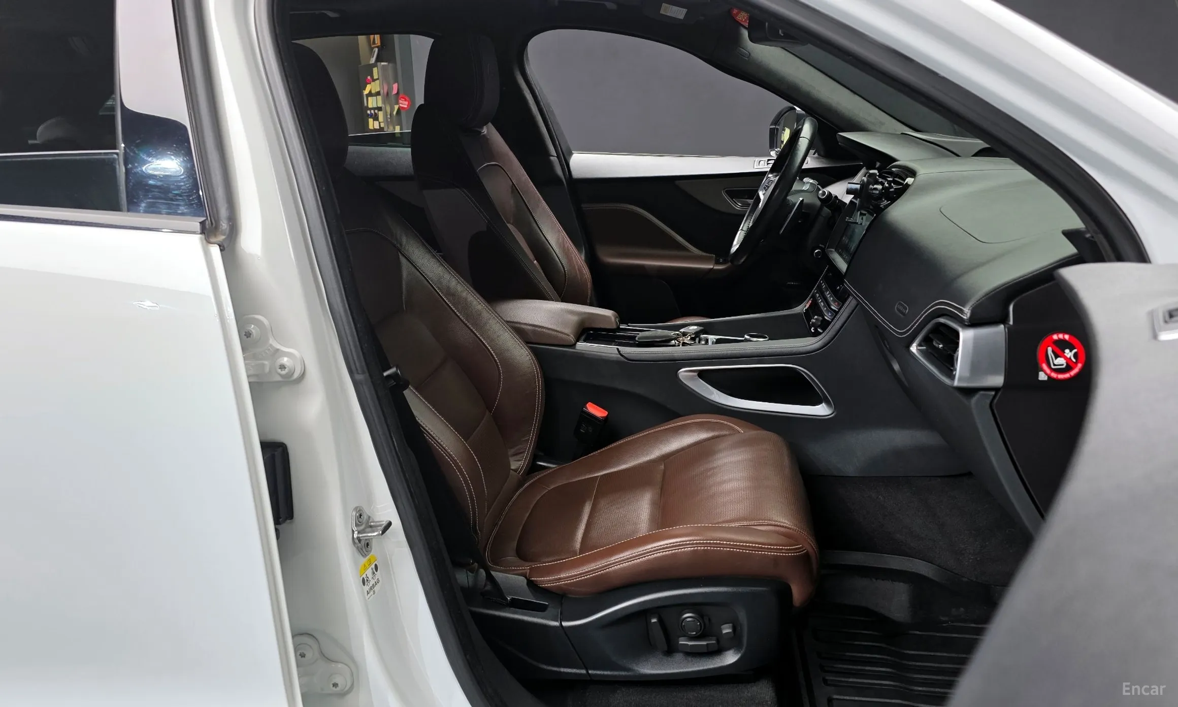 Jaguar F-PACE превью 10