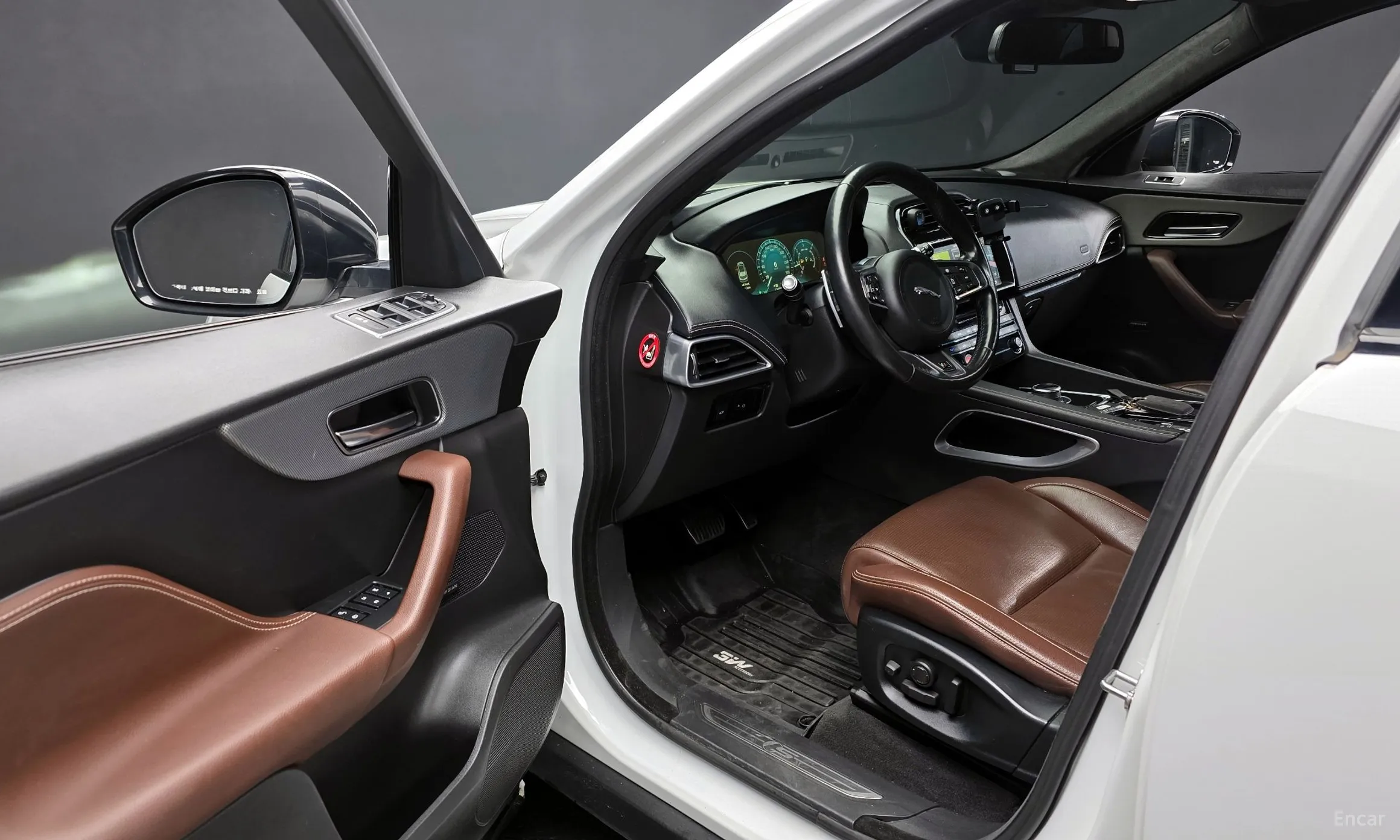 Jaguar F-PACE превью 11