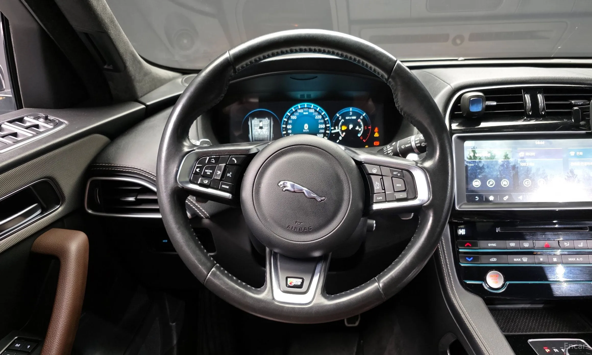 Jaguar F-PACE превью 13