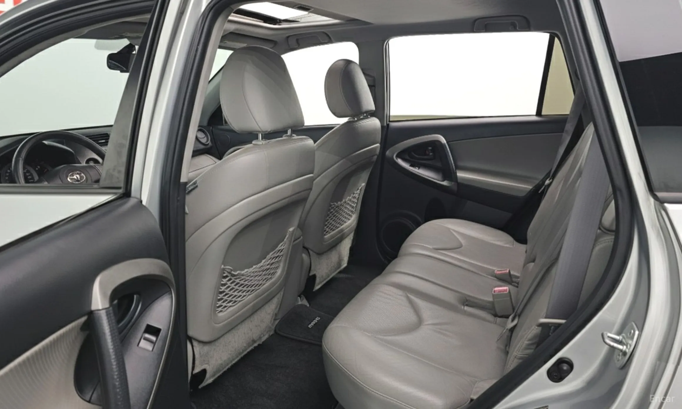 Toyota RAV4 превью 12