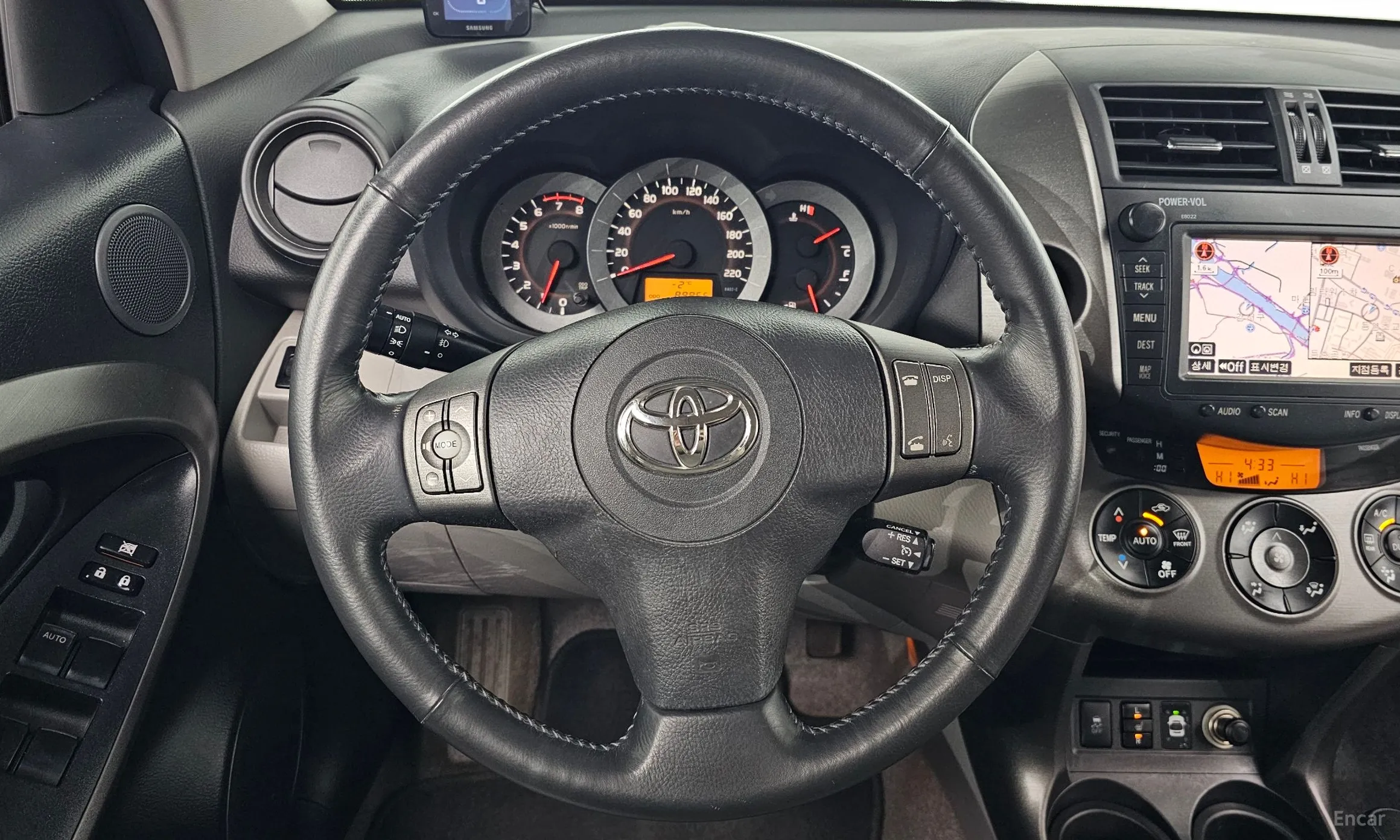 Toyota RAV4 превью 13