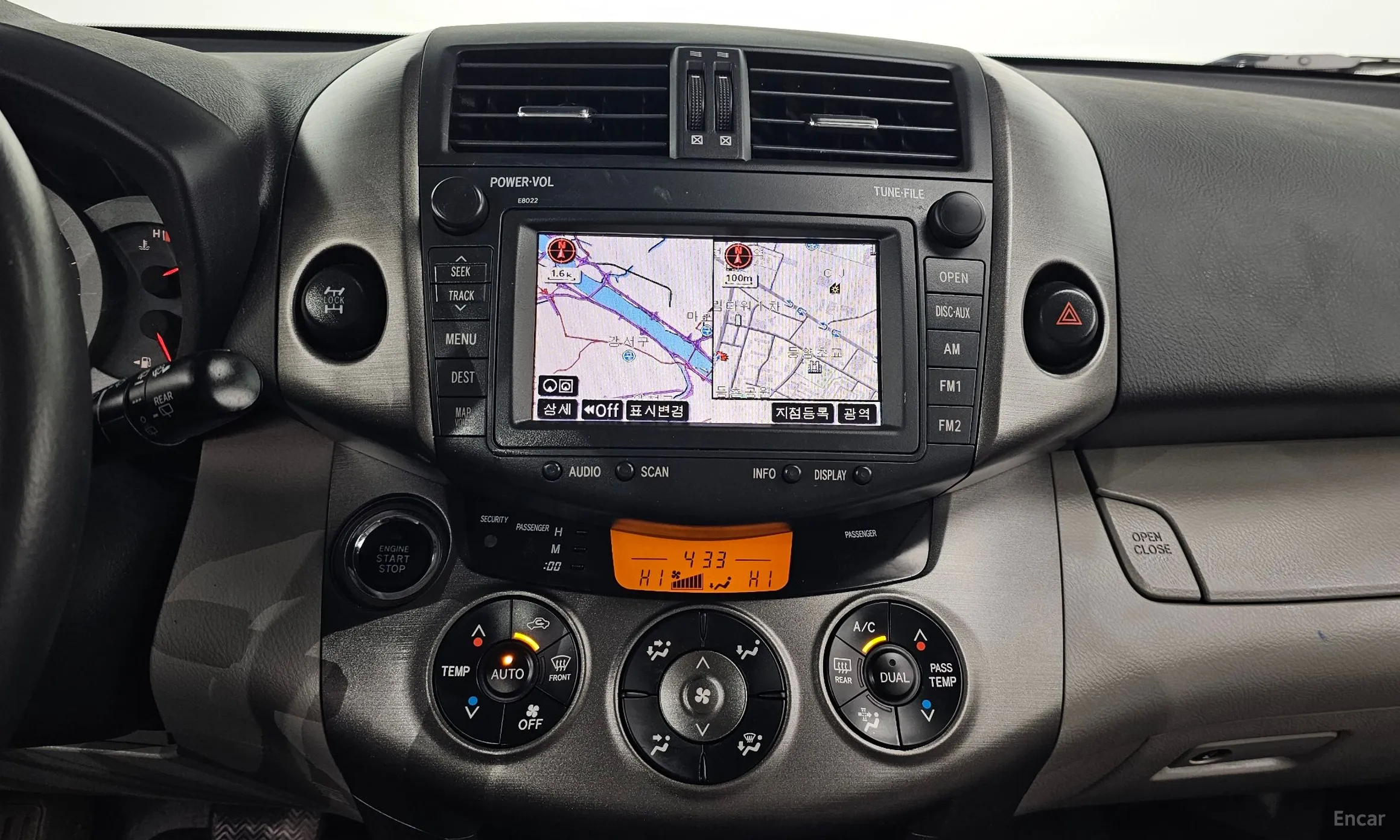Toyota RAV4 превью 14