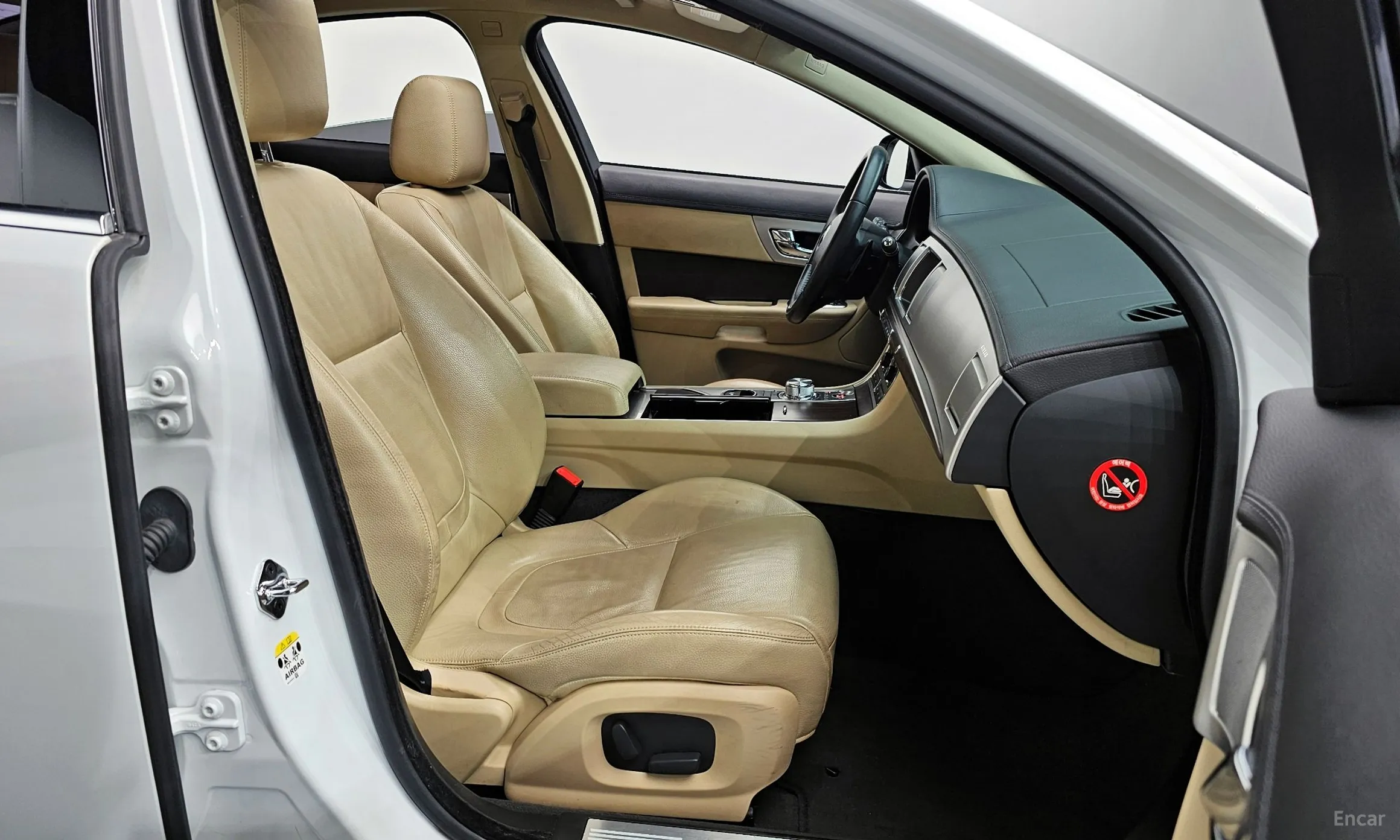Jaguar New XF превью 10
