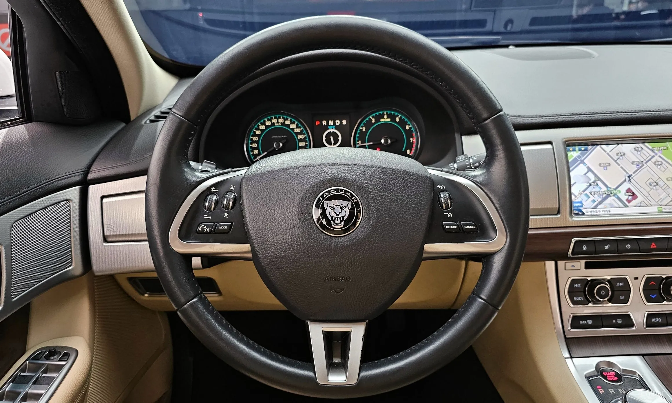Jaguar New XF превью 13