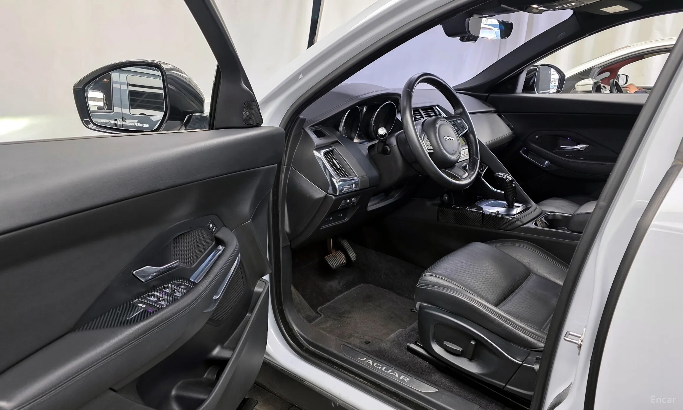 Jaguar E-PACE превью 10