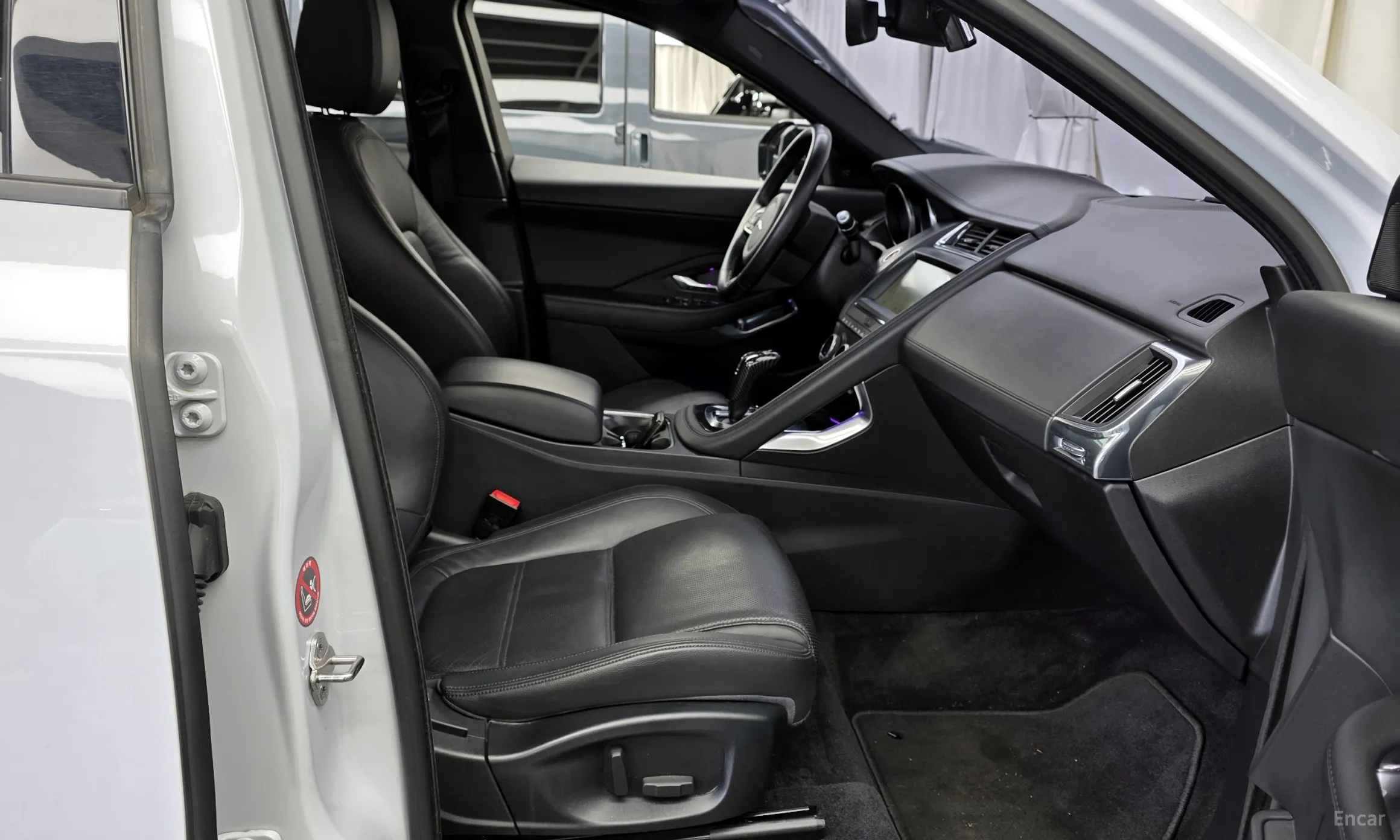 Jaguar E-PACE превью 11
