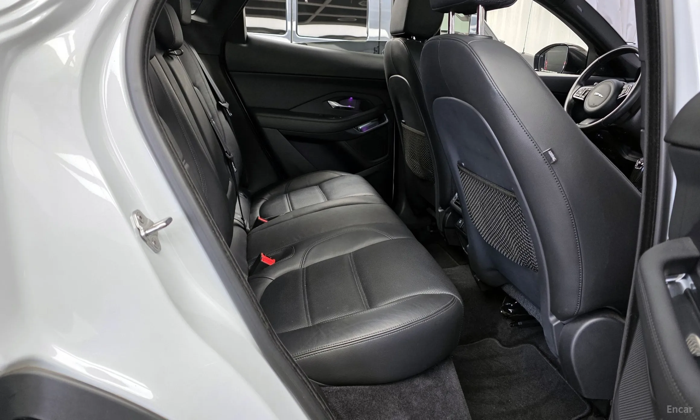 Jaguar E-PACE превью 12