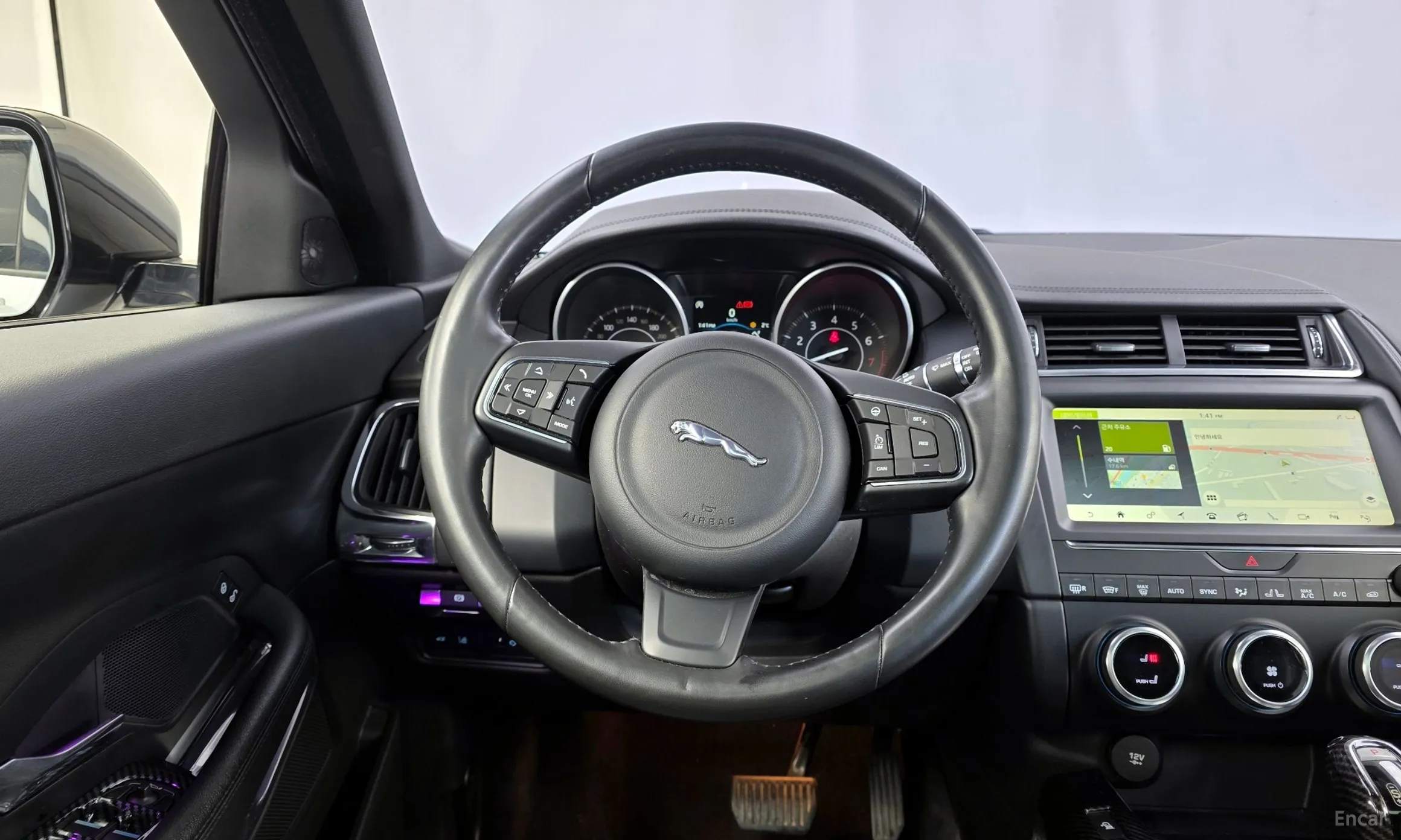 Jaguar E-PACE превью 13