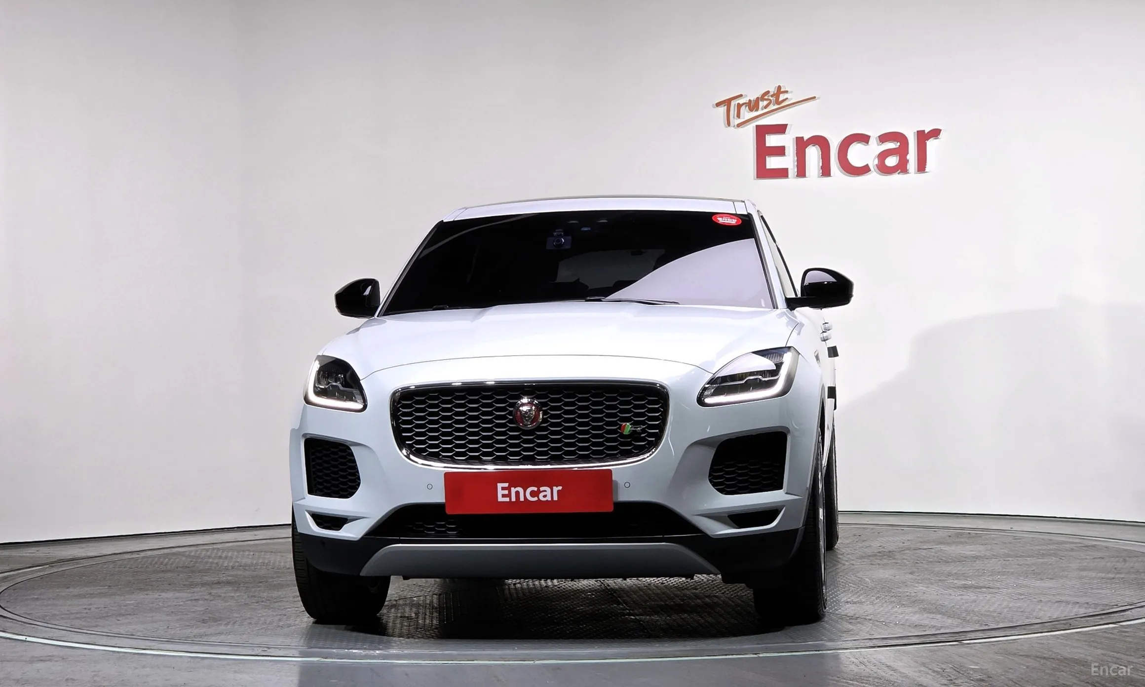 Jaguar E-PACE превью 3