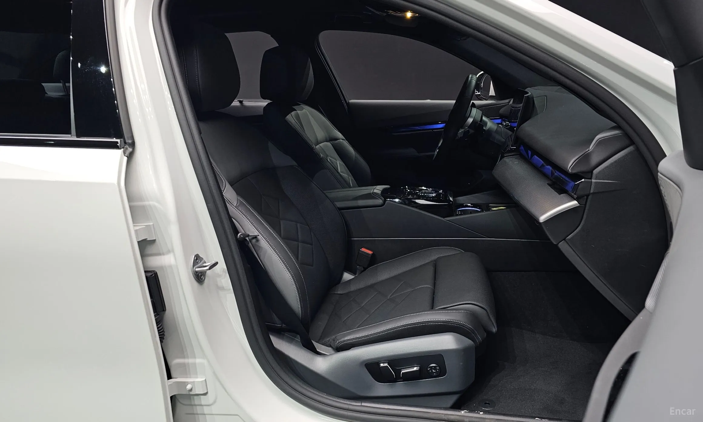 BMW 5 Series (G60) превью 10