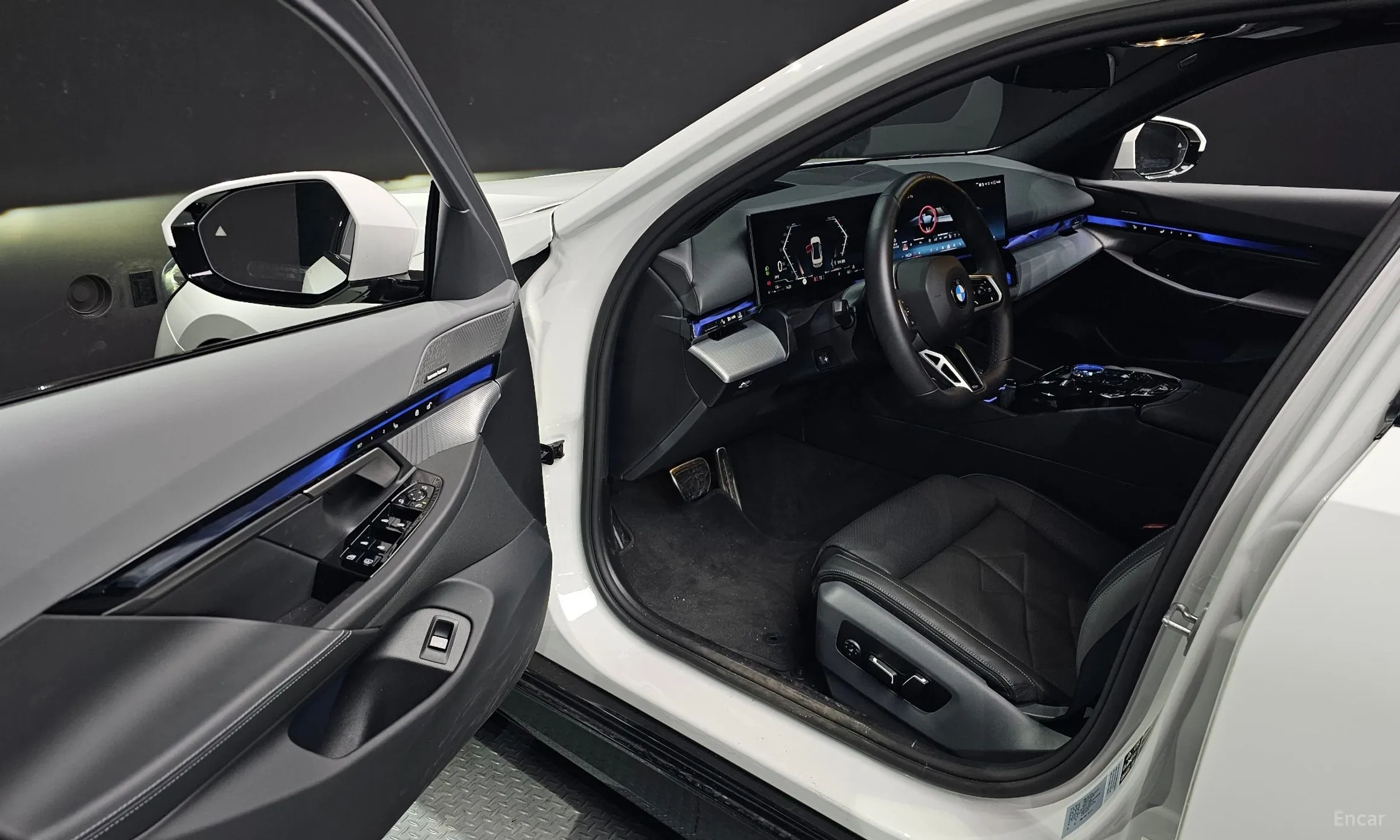BMW 5 Series (G60) превью 11