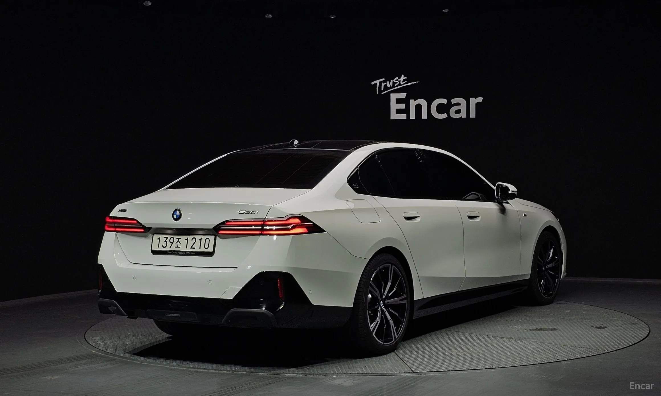 BMW 5 Series (G60) превью 2