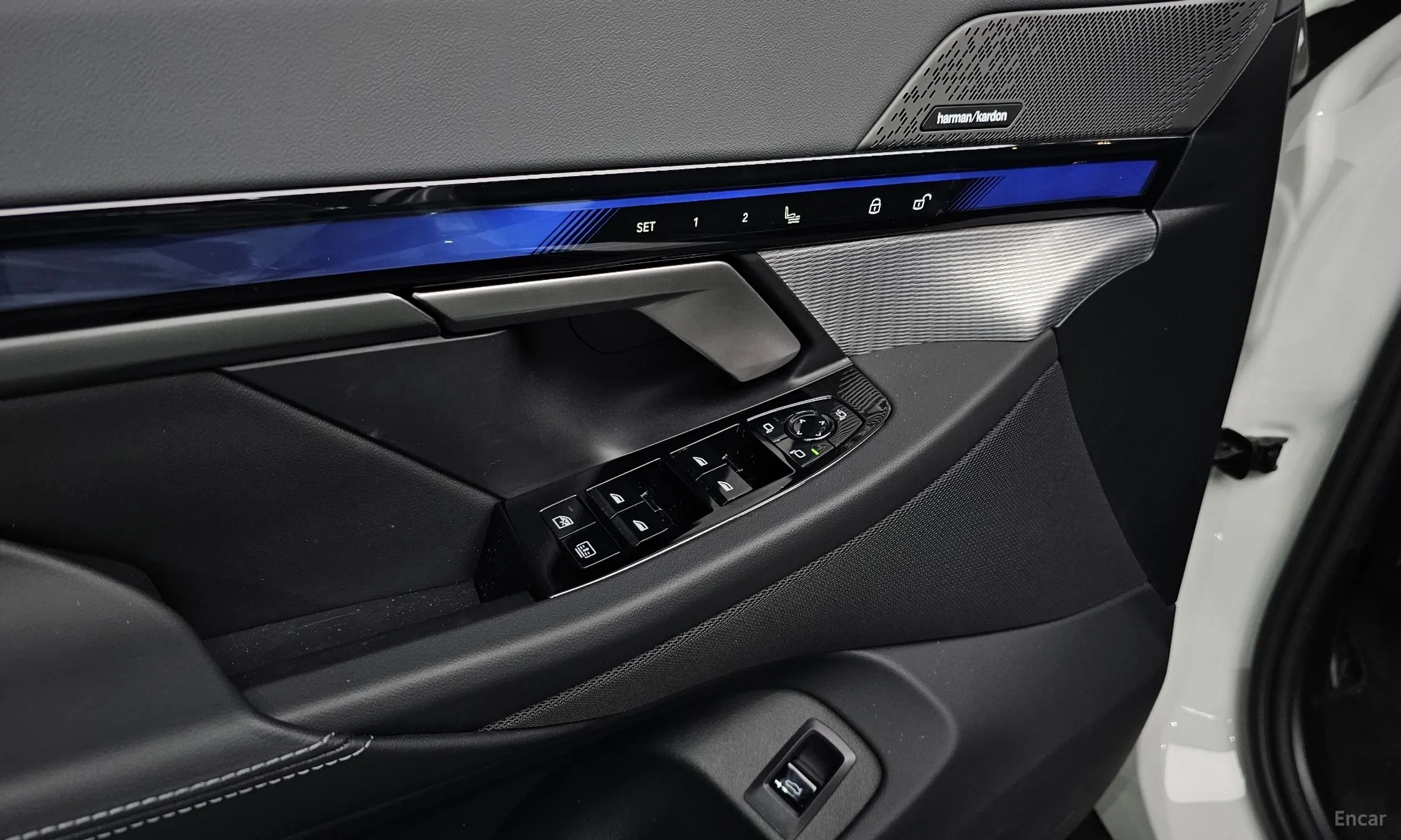 BMW 5 Series (G60) превью 19