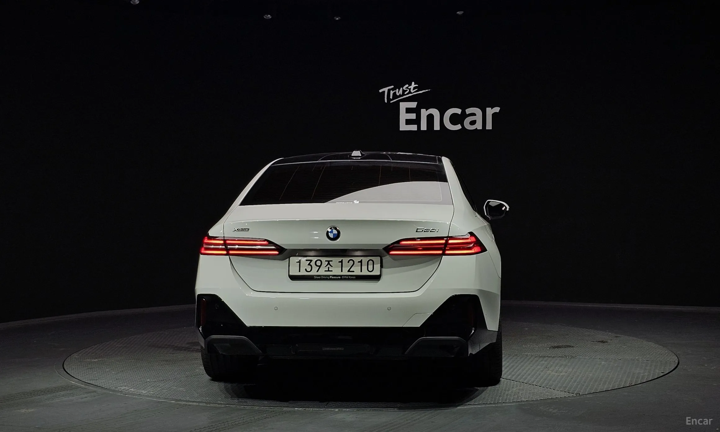 BMW 5 Series (G60) превью 4
