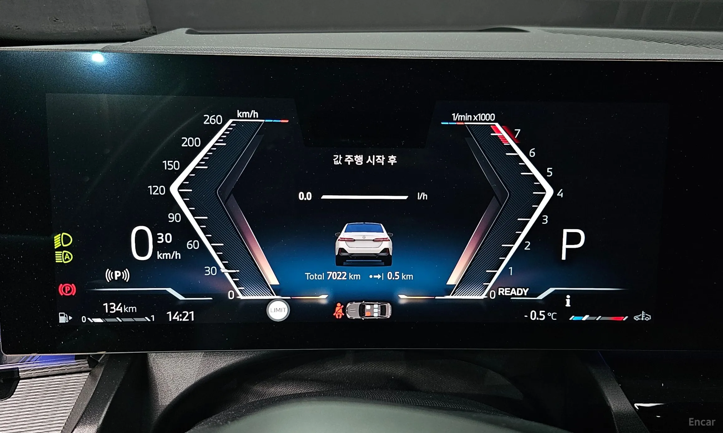 BMW 5 Series (G60) превью 8