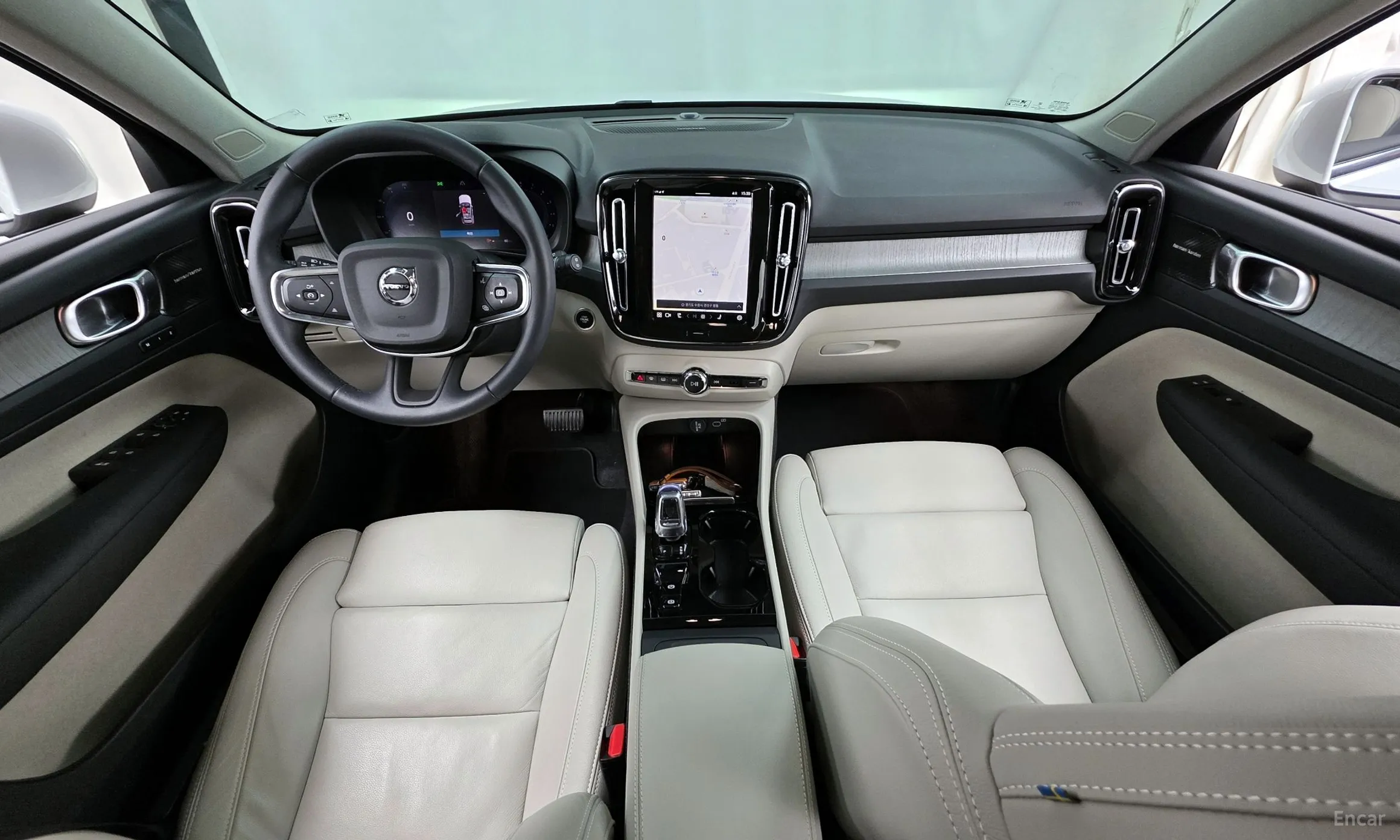 Volvo XC40 превью 7