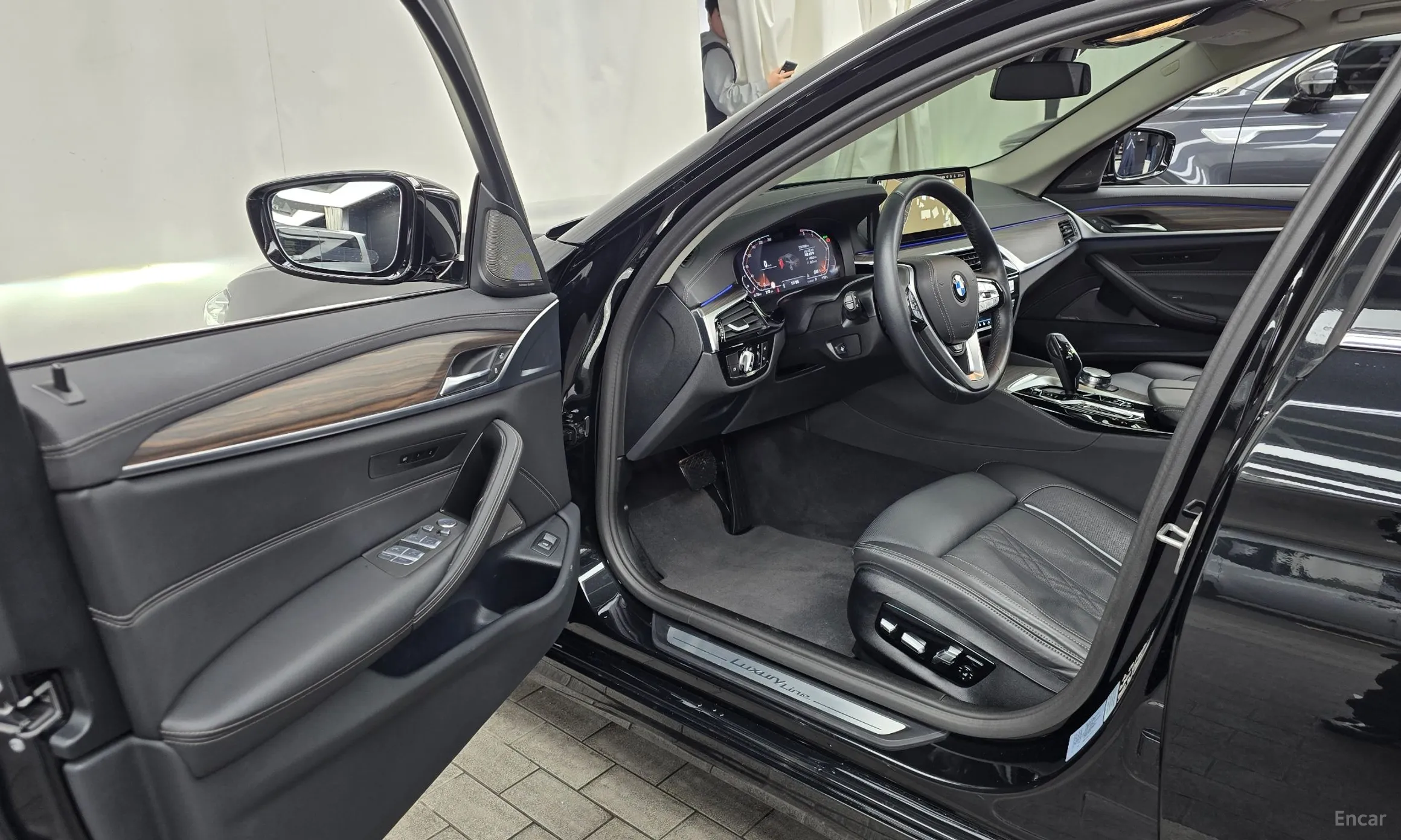 BMW 5 Series (G30) превью 10