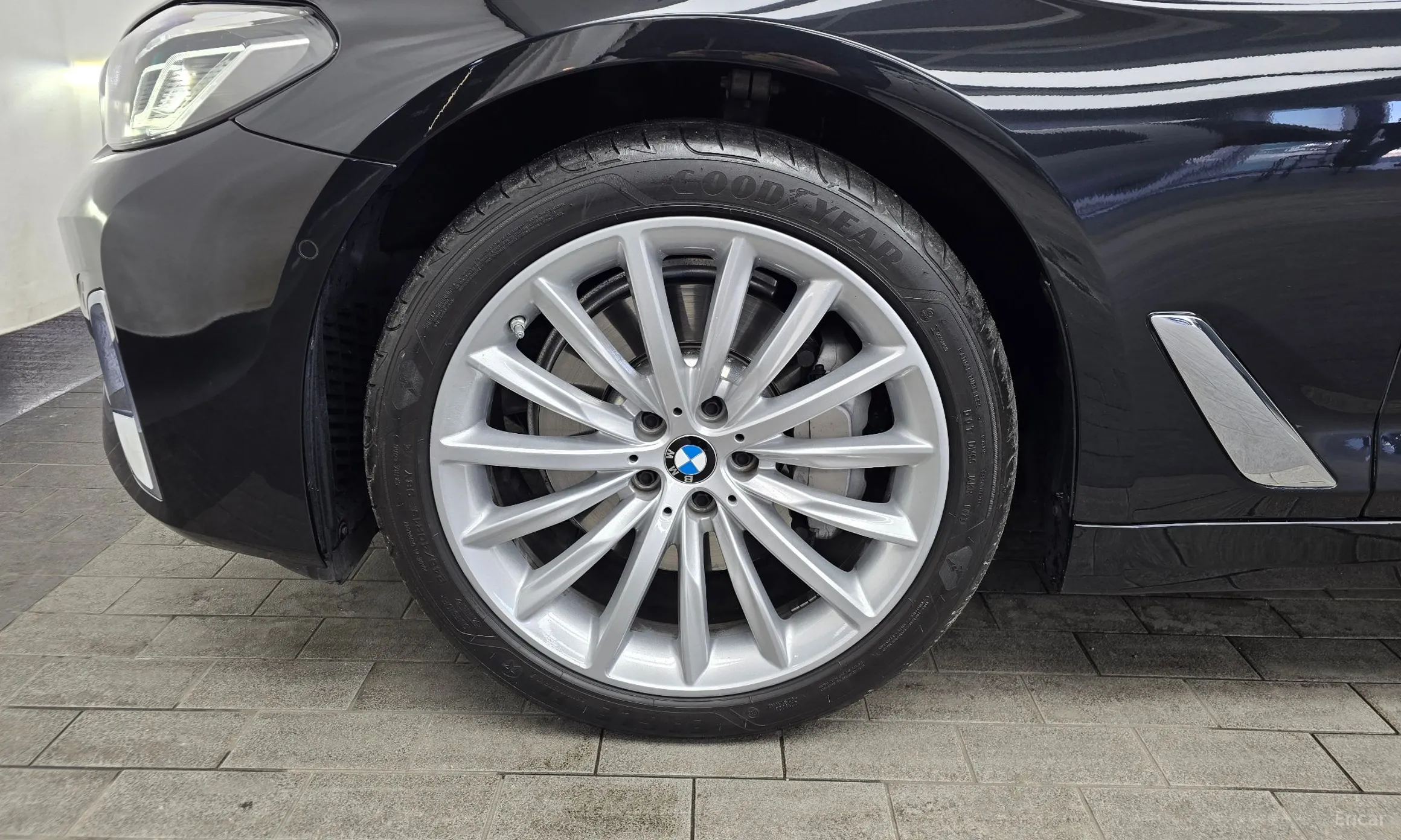 BMW 5 Series (G30) превью 5