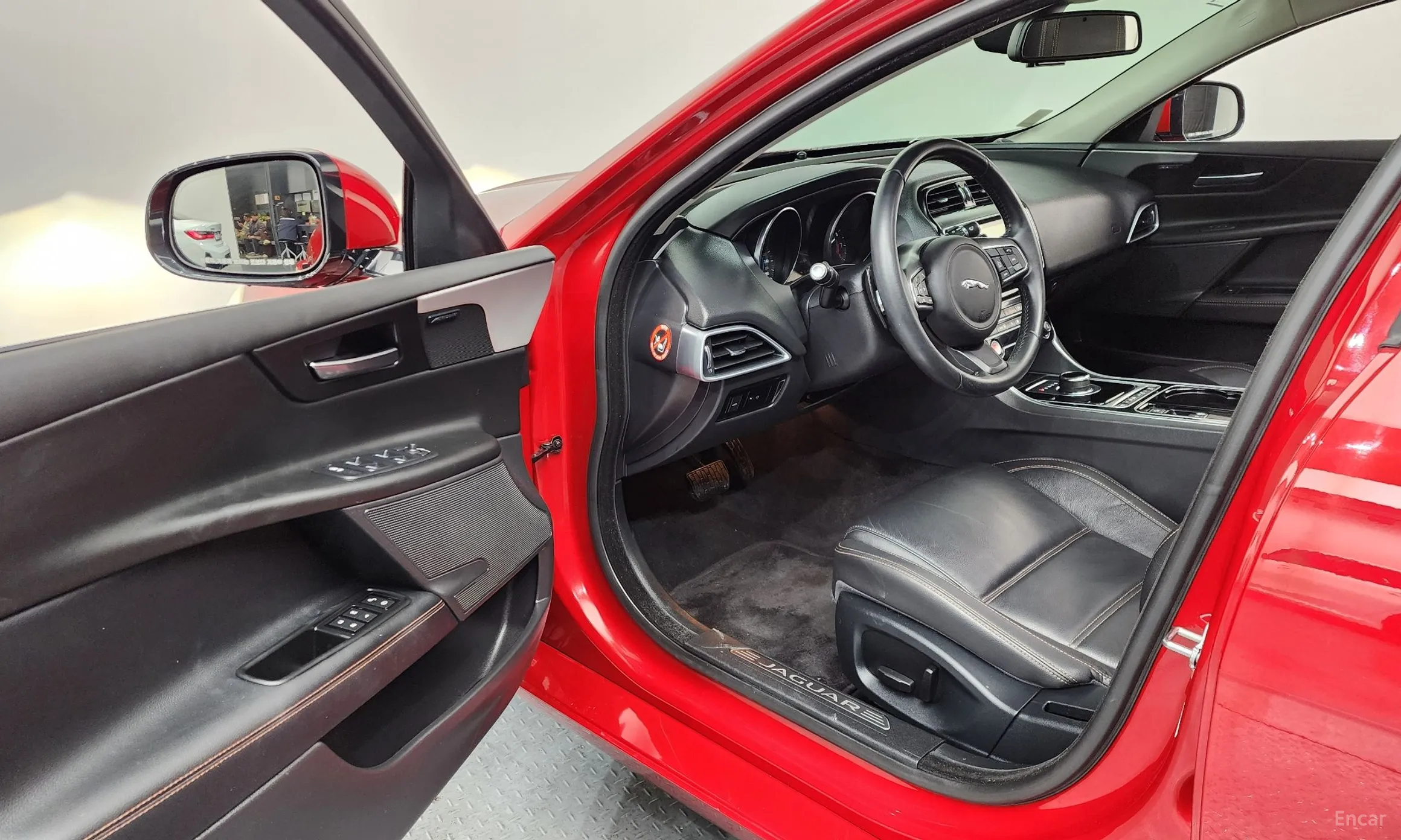 Jaguar XE превью 10