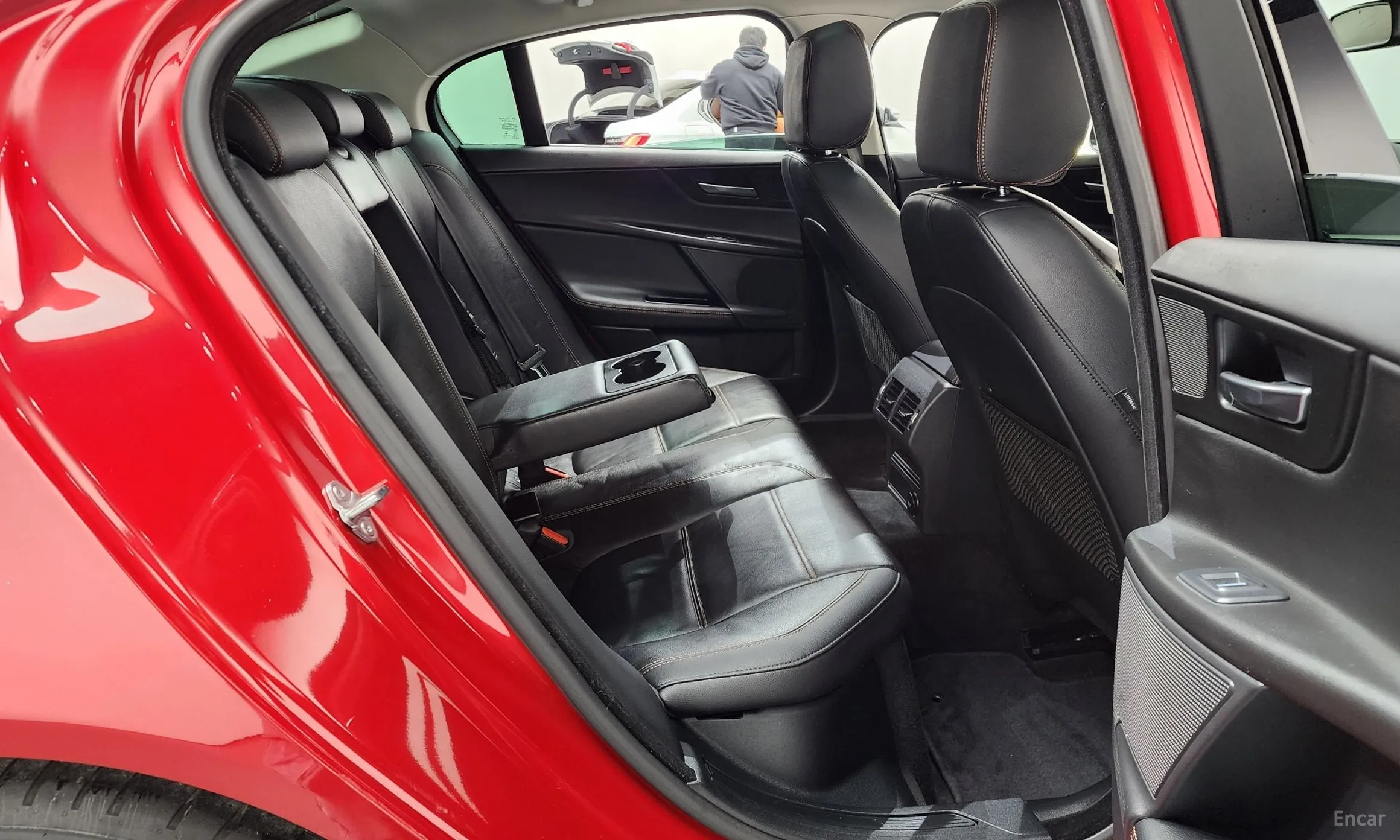 Jaguar XE превью 12