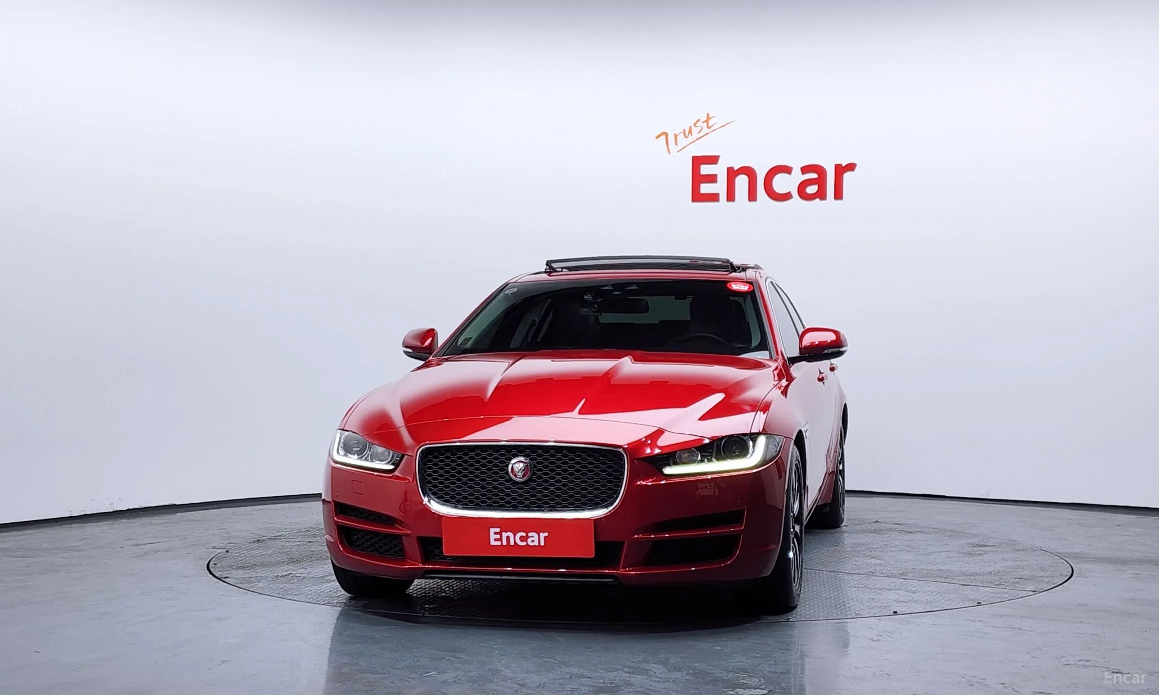 Jaguar XE превью 3