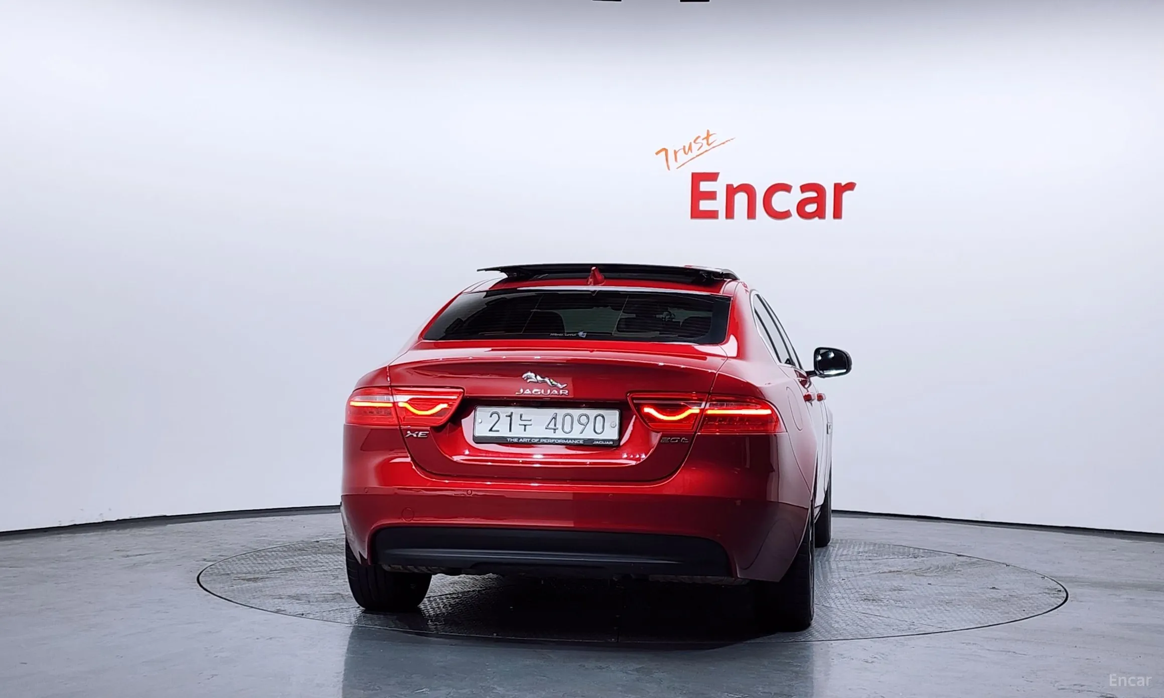 Jaguar XE превью 4