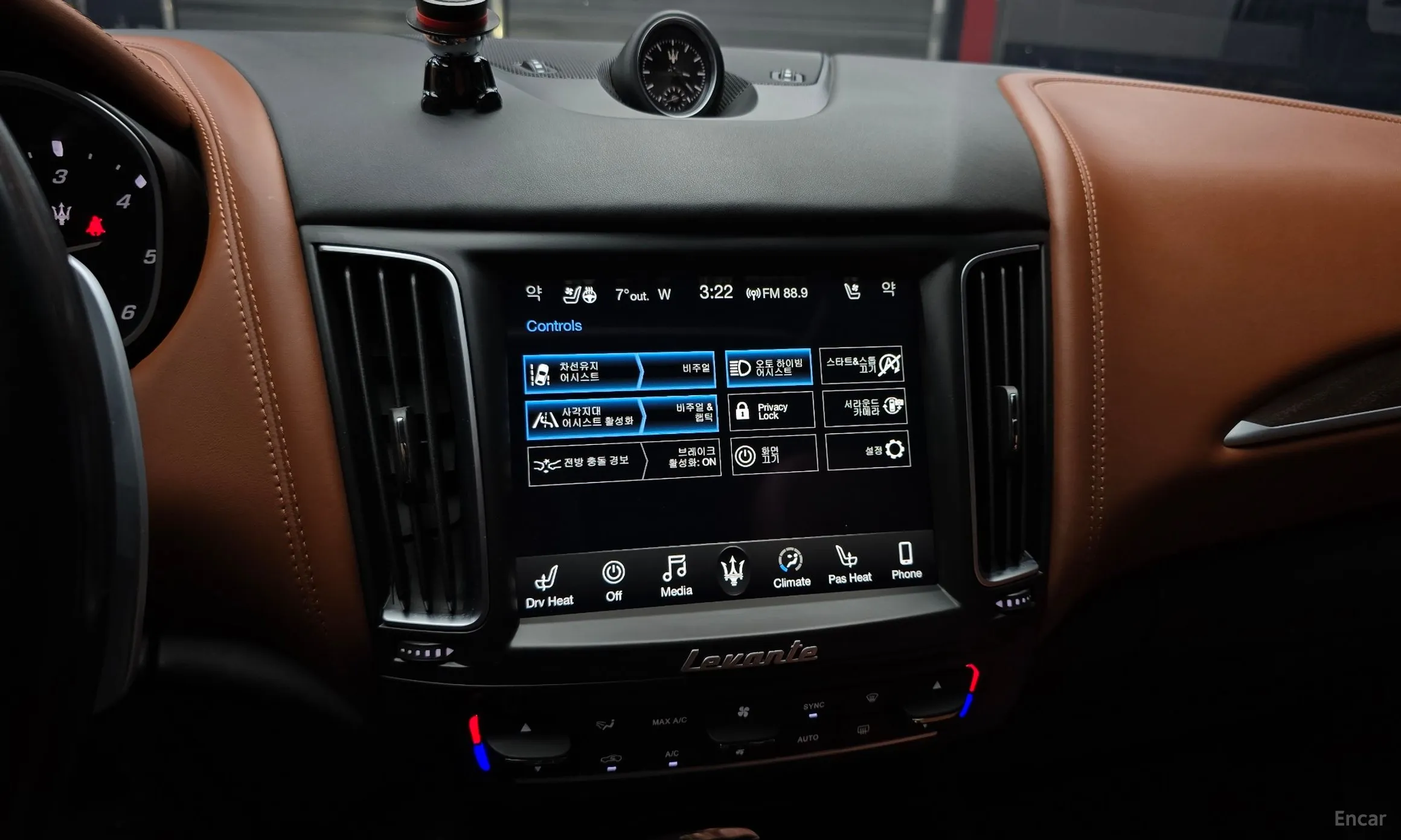 Maserati Levante превью 15