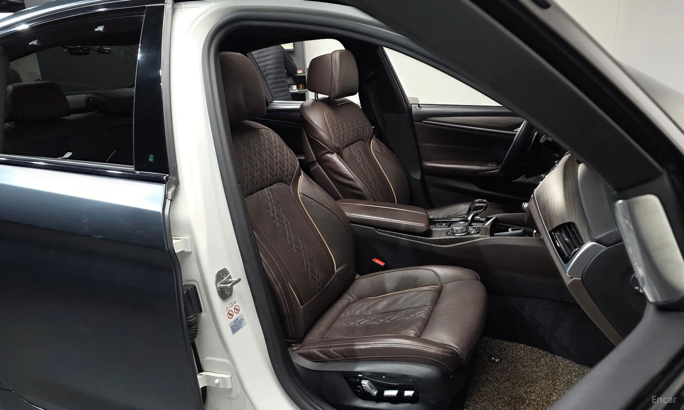 BMW 5 Series (G30) превью 10