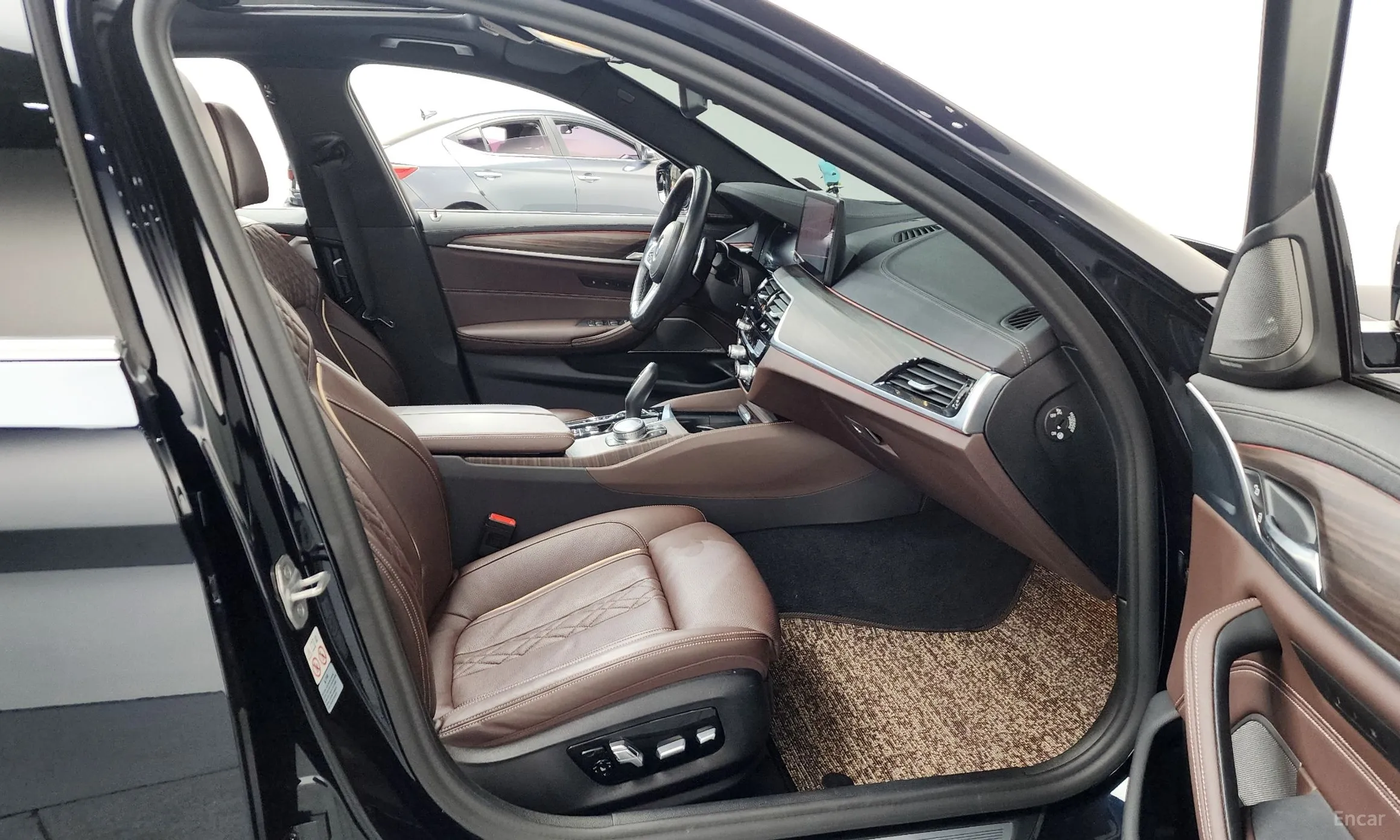 BMW 5 Series (G30) превью 11